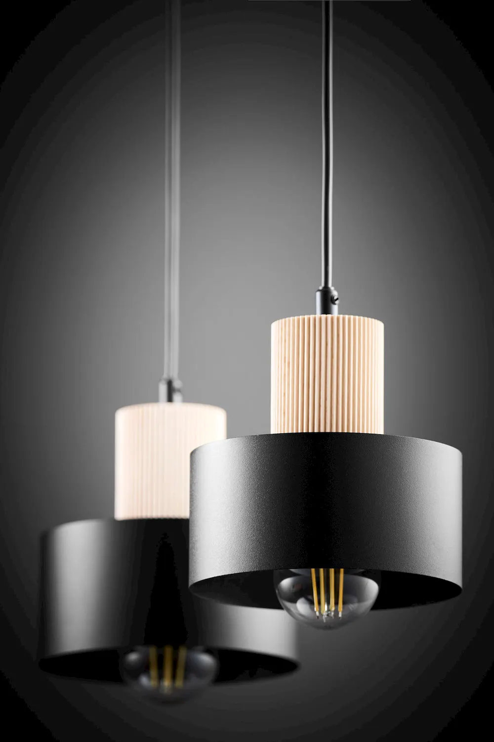 image lampa wisząca, czarny abażur, drewniany element, żarówka LED, przegroda stalowa