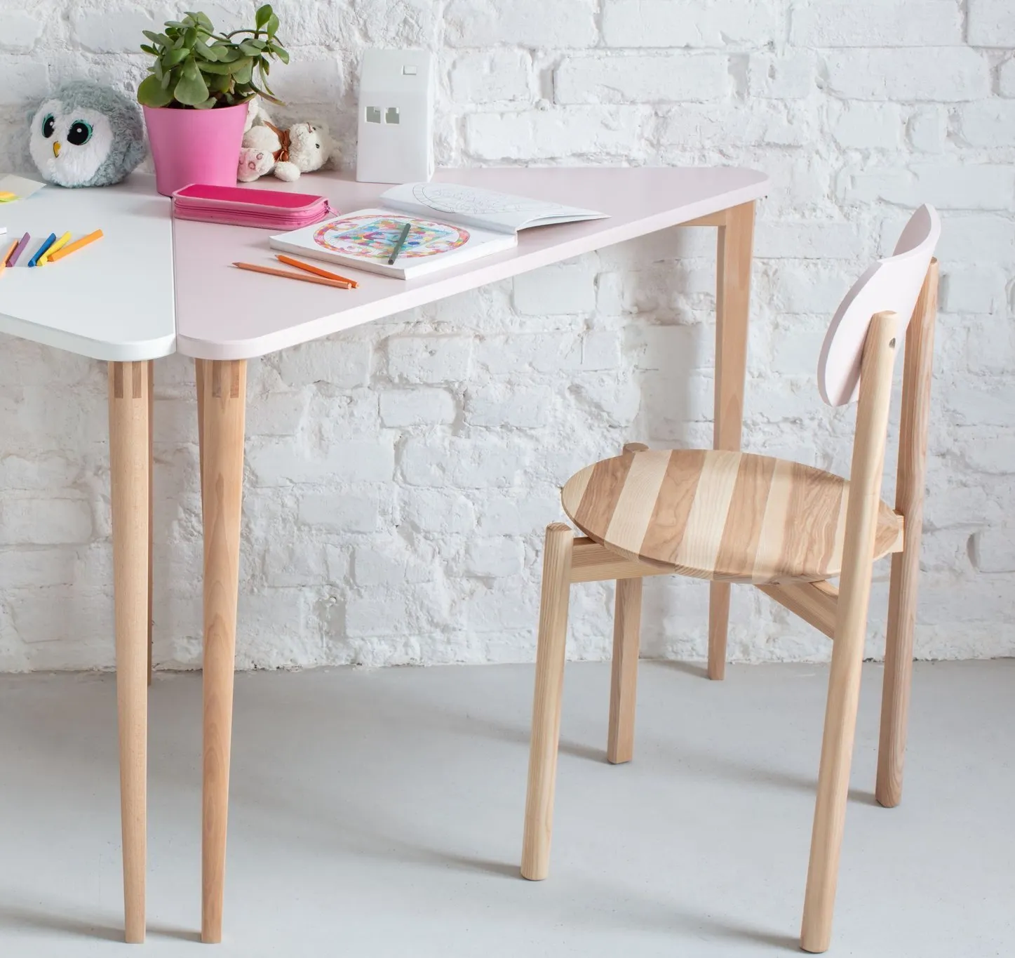 Biurko narożne NAJA 114x85 trójkątne różowy blat/bukowe nogi - RGB_NCD9