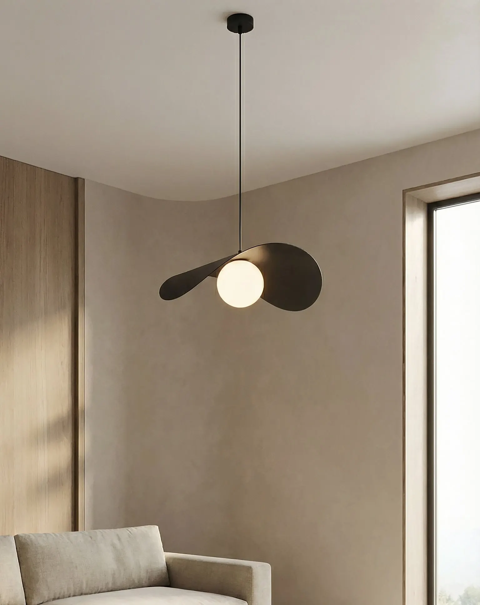 image lampa wisząca, kula światła, design nowoczesny, czarna lampa, wnętrze minimalistyczne