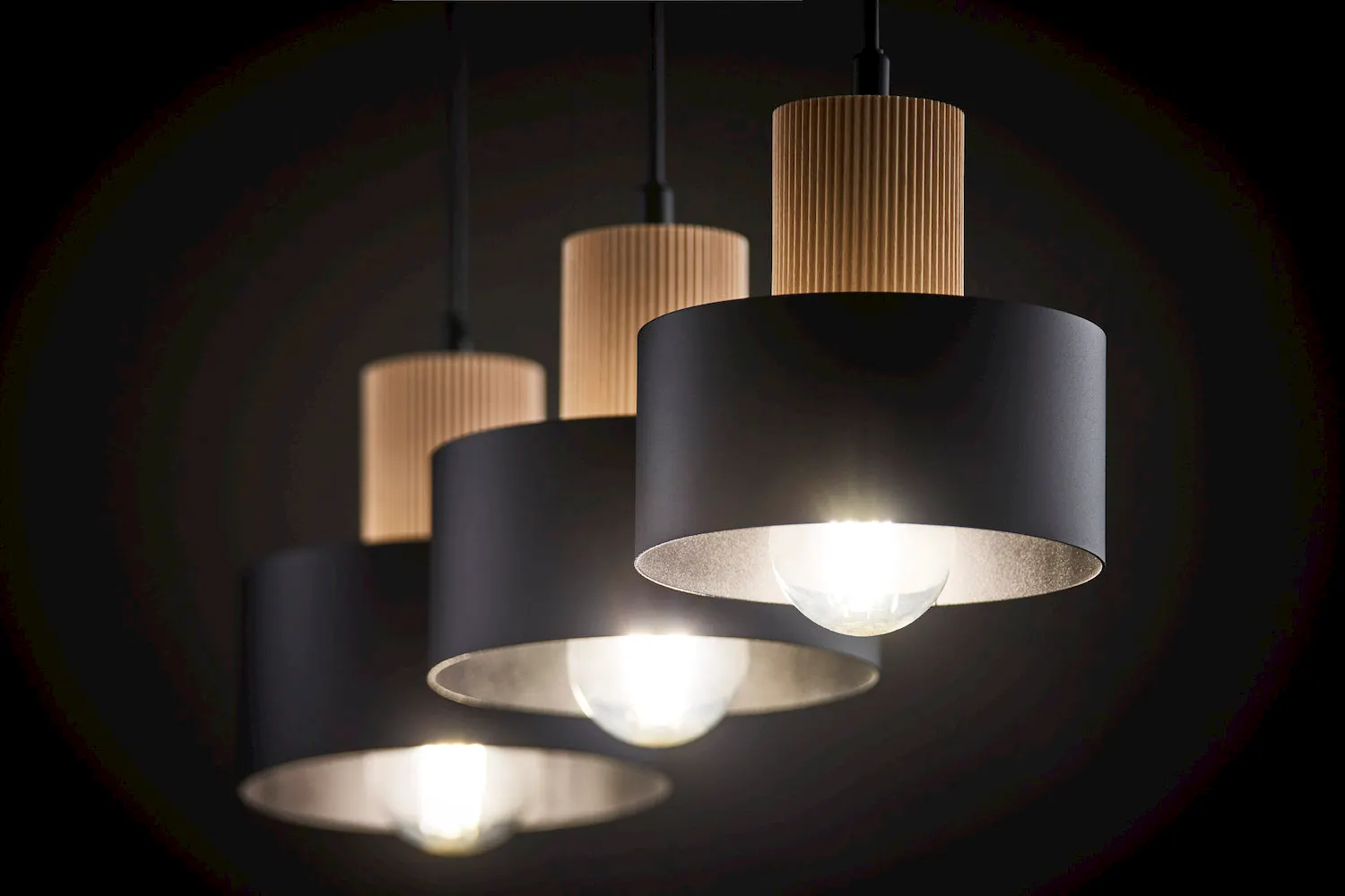 image lampa wisząca, pendant lamp, osłona metalowa, kolor czarny, klosz drewniany