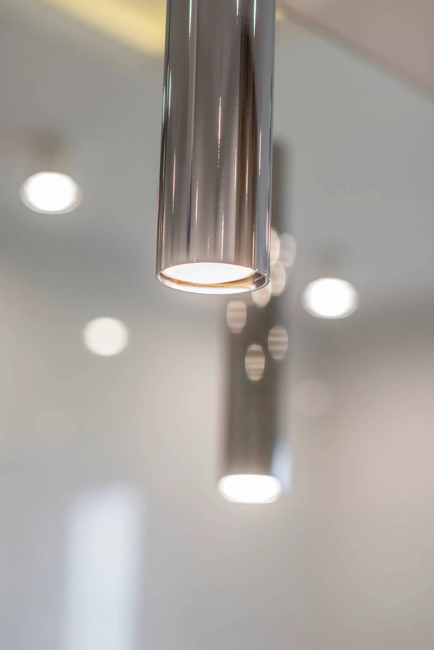 Lampa wisząca GOMERA chromowana na białym przewodzie smukła 118x8cm - 3628