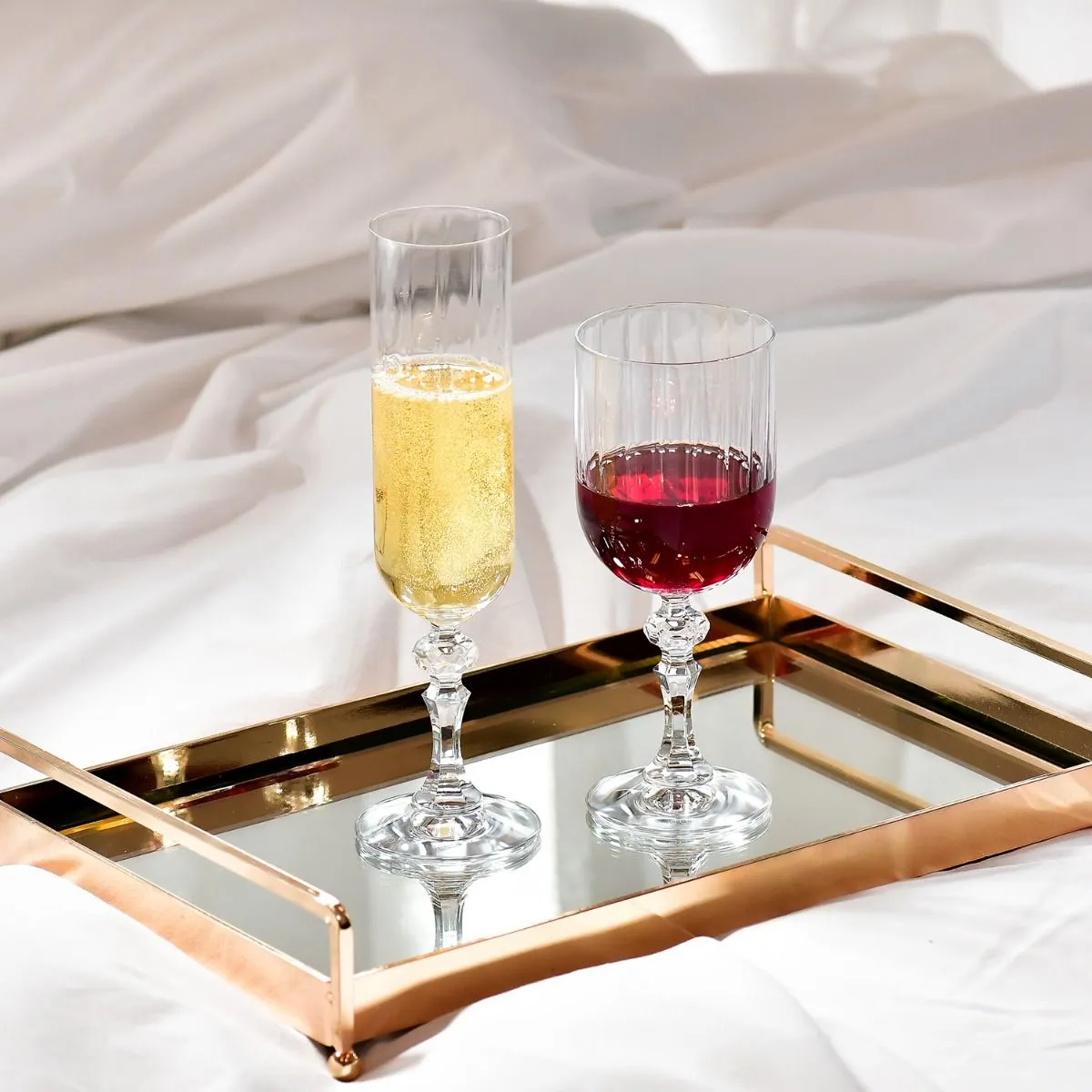 image kieliszki do szampana, szklanki do wina, szklanki kryształowe, stolik dekoracyjny, złote wykończenie