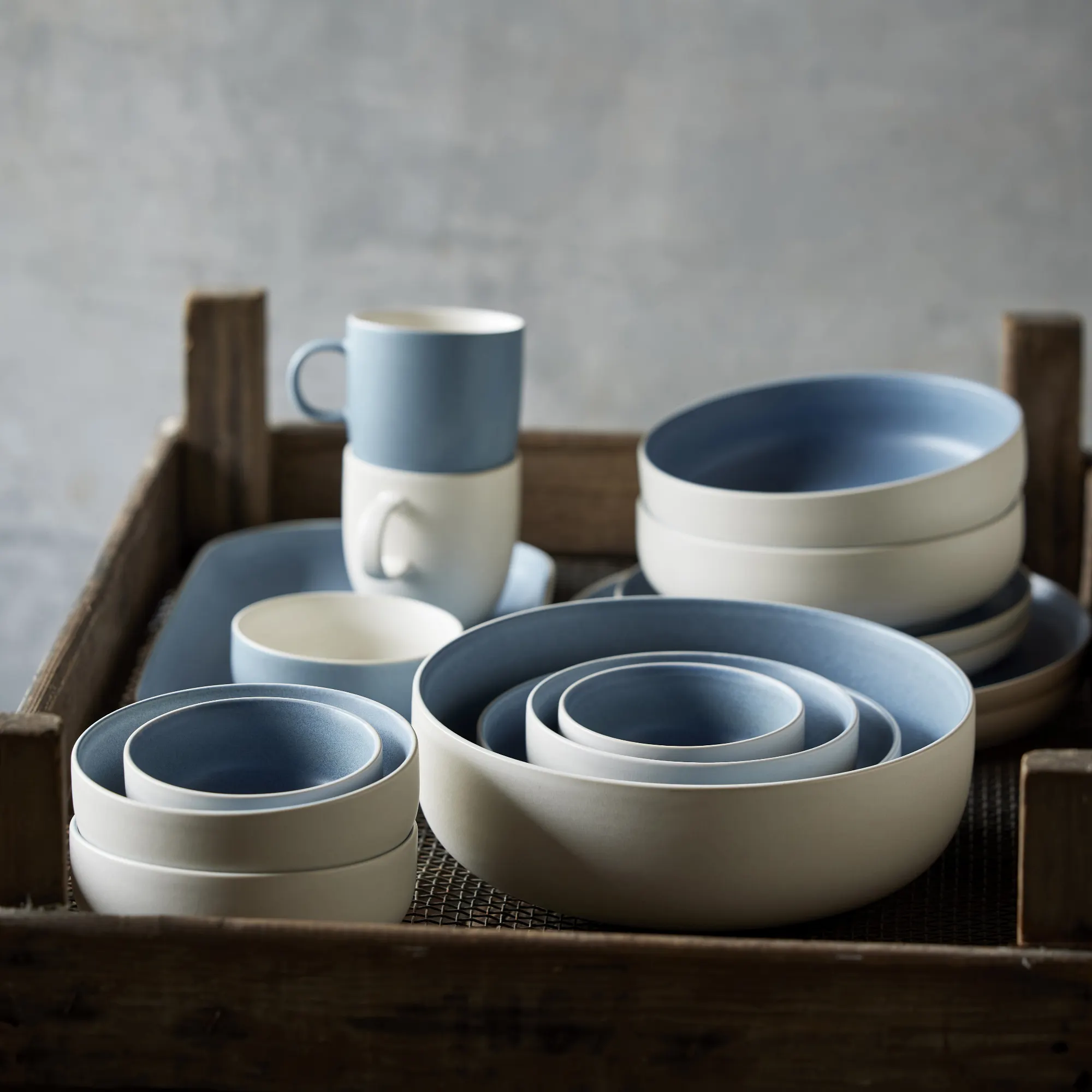 image naczynia, set: talerze, miski, kubek, porcelana