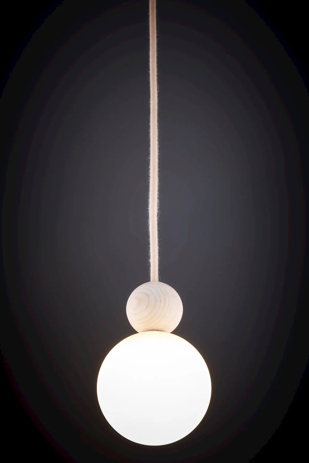 lampa wisząca, kulka drewniana, sznurek, odbicie światła, minimalistyczna