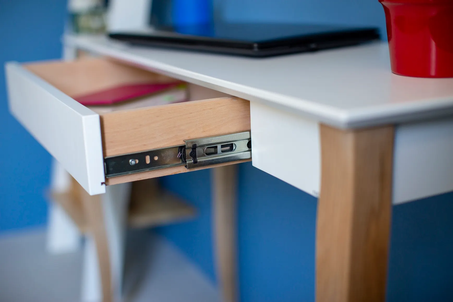 Biurko z szufladą LILLO 65x40 brązowy blat/drewniane nogi - NRAGABAWDLIL17