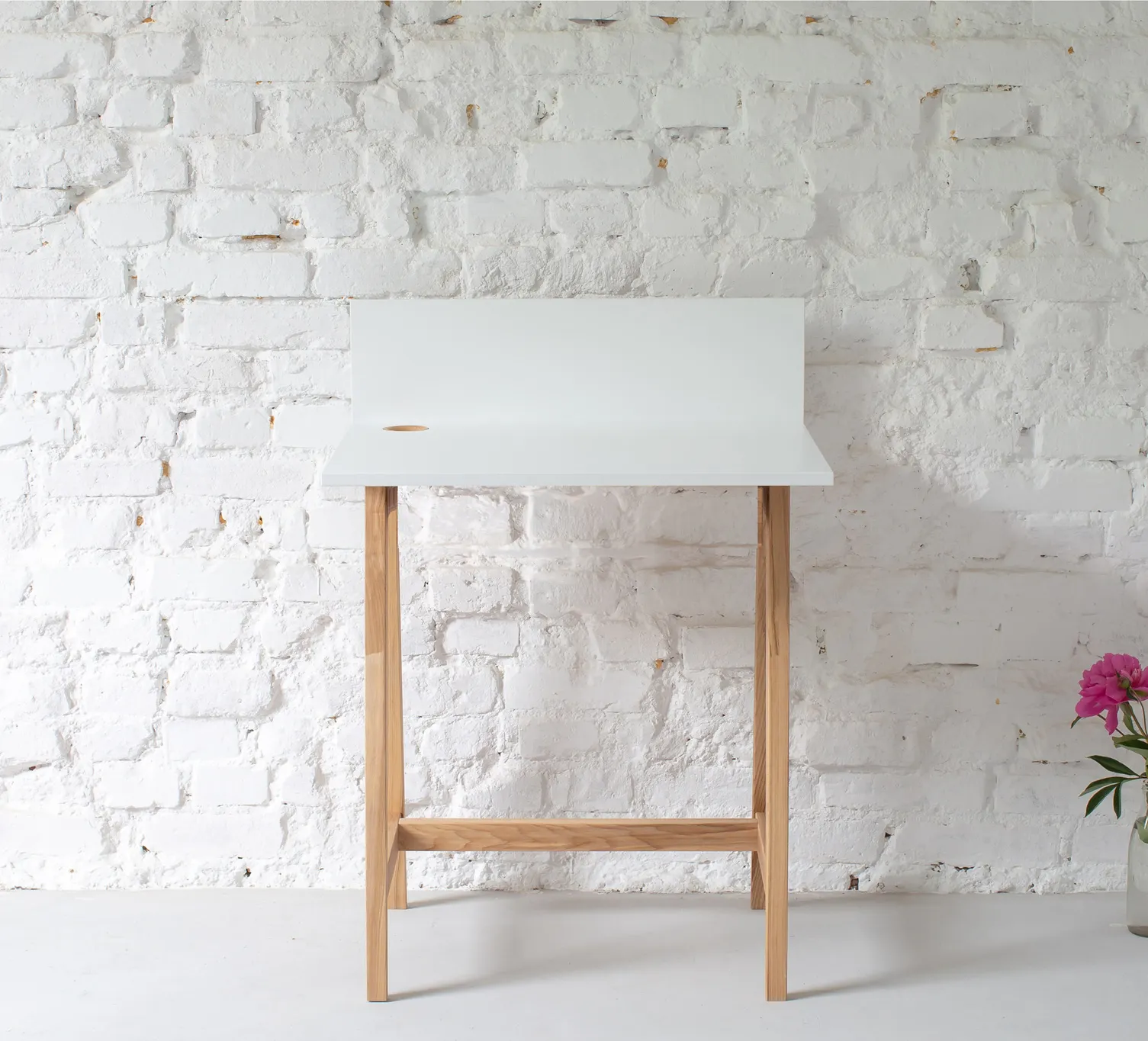 Biurko z otworem na kable LUKA 65x50 czarny blat/jesionowe nogi