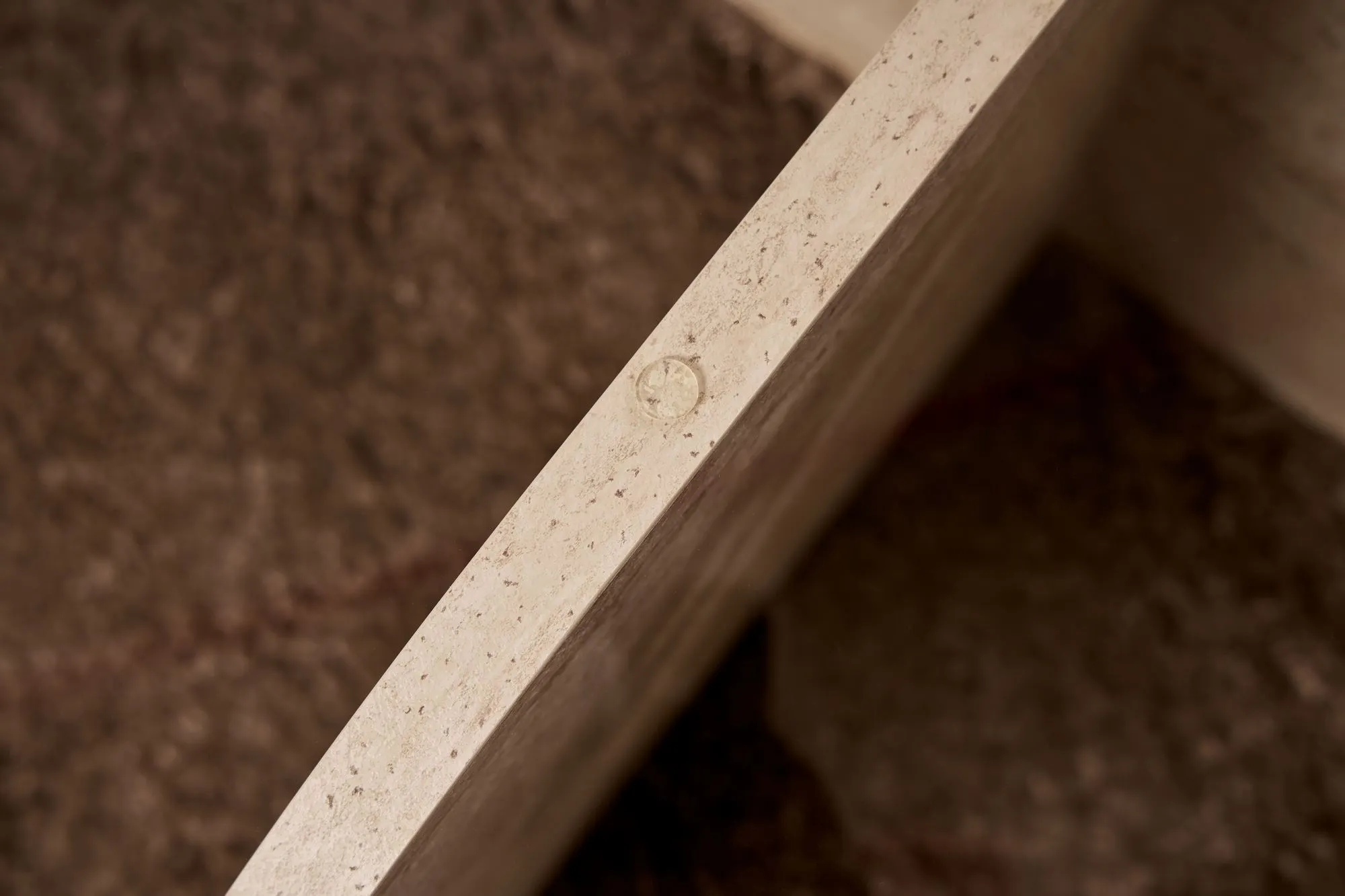 Stolik kawowy okrągły AERIS 75 cm trawertynowy szklany blat transparentny - ASI_668NRD1106