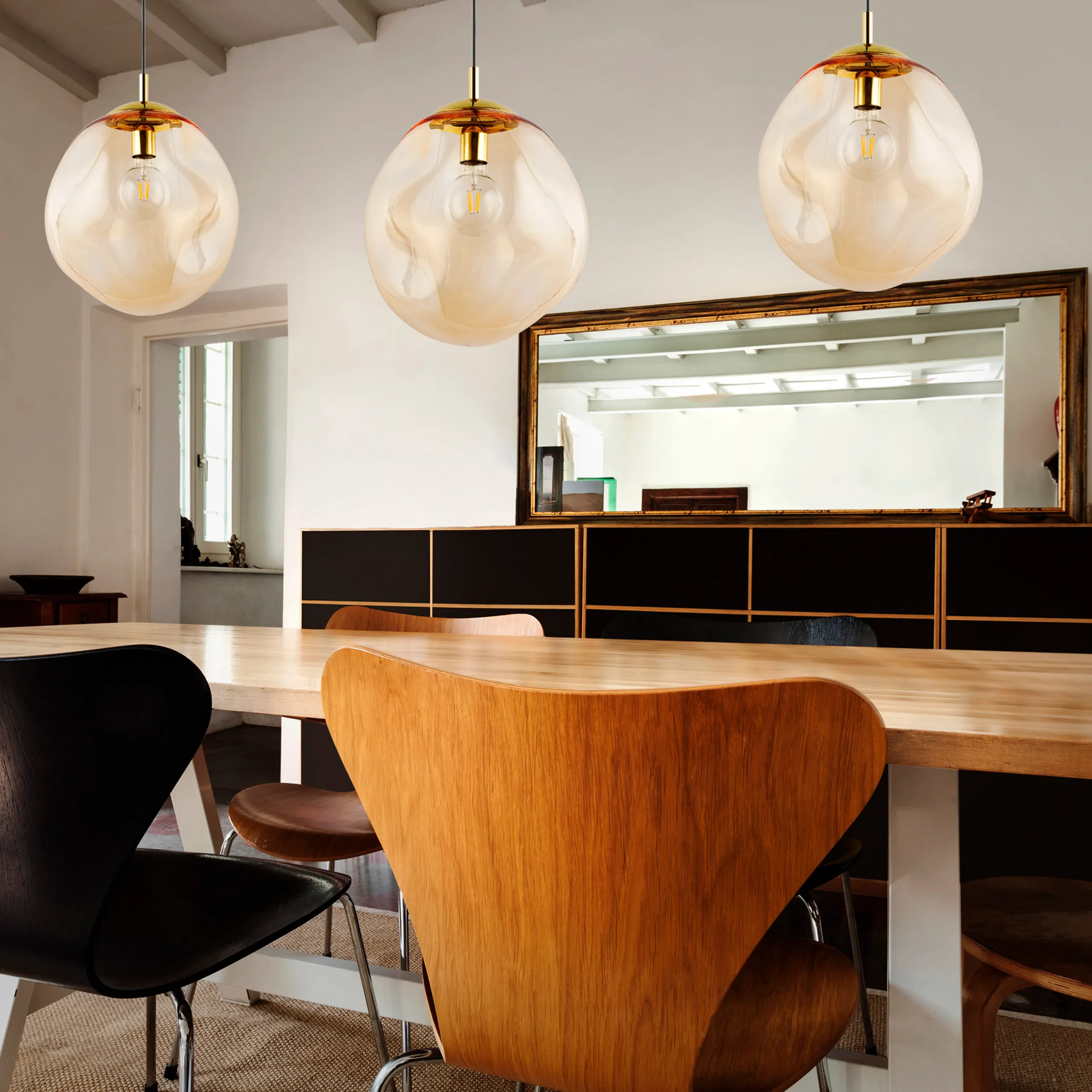 Lampa wisząca SOL czarna ze złotymi elementami bursztynowy szklany klosz 185x35x28cm - TK_4261