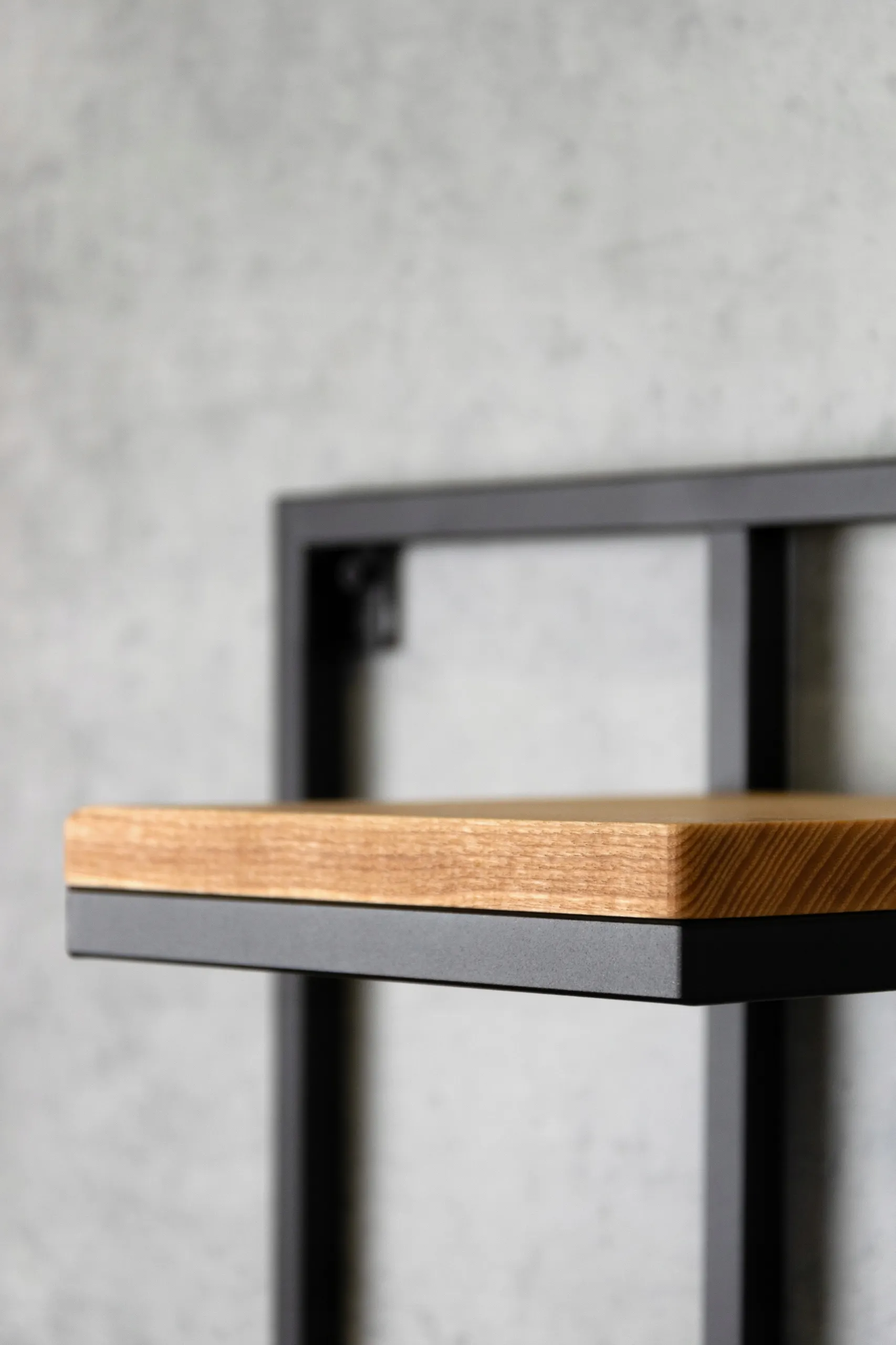 Kwietnik wiszący LENS L metal drewno czarny naturalny - LD_TZ000086