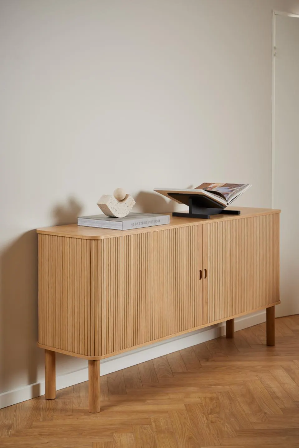 Komoda 2-drzwiowa MORGAN 160x40x80 Fornir dębowy lakierowany- lamele — zdjęcie 10