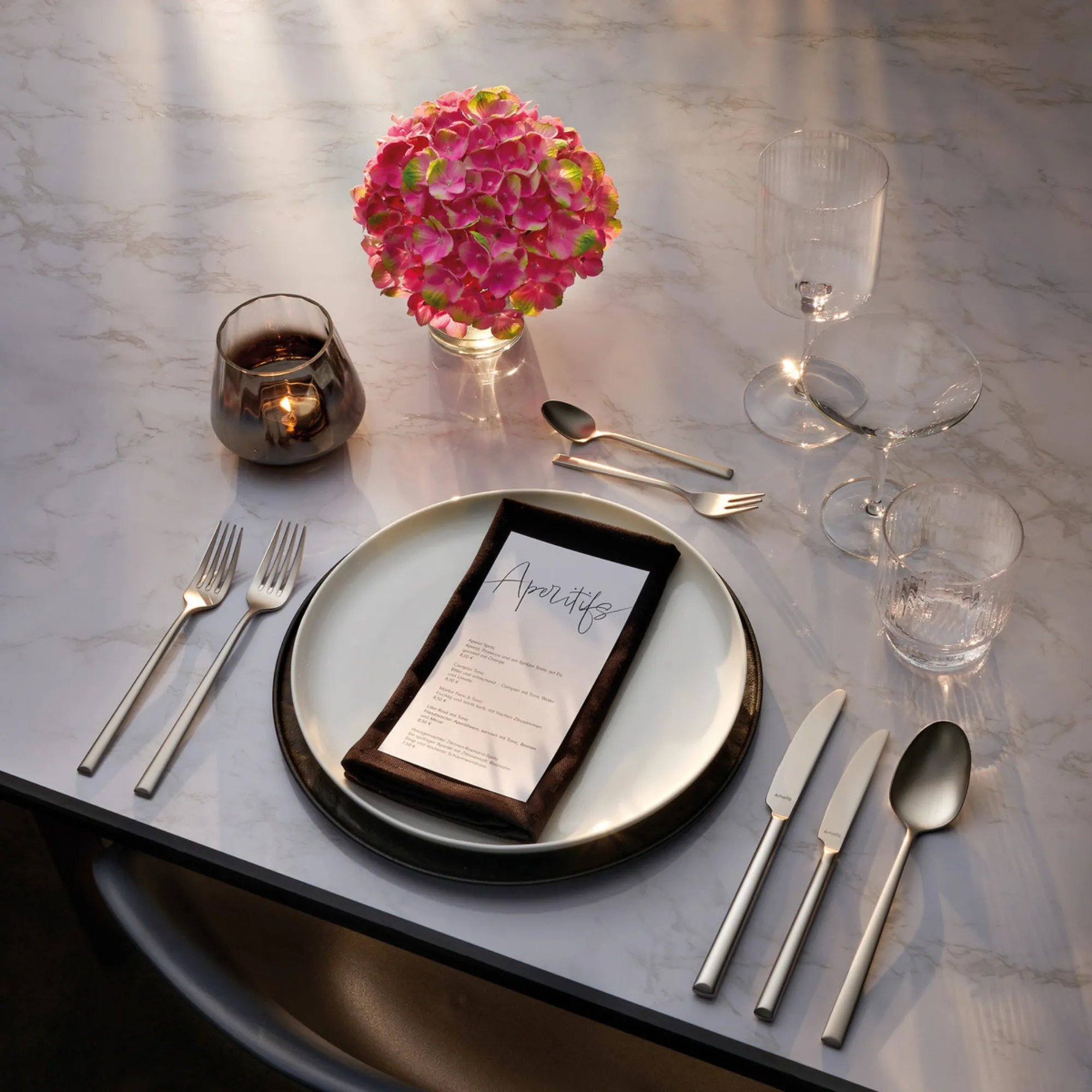 stół, zestaw sztućców, kieliszki, kwiaty, naczyń ustawienie