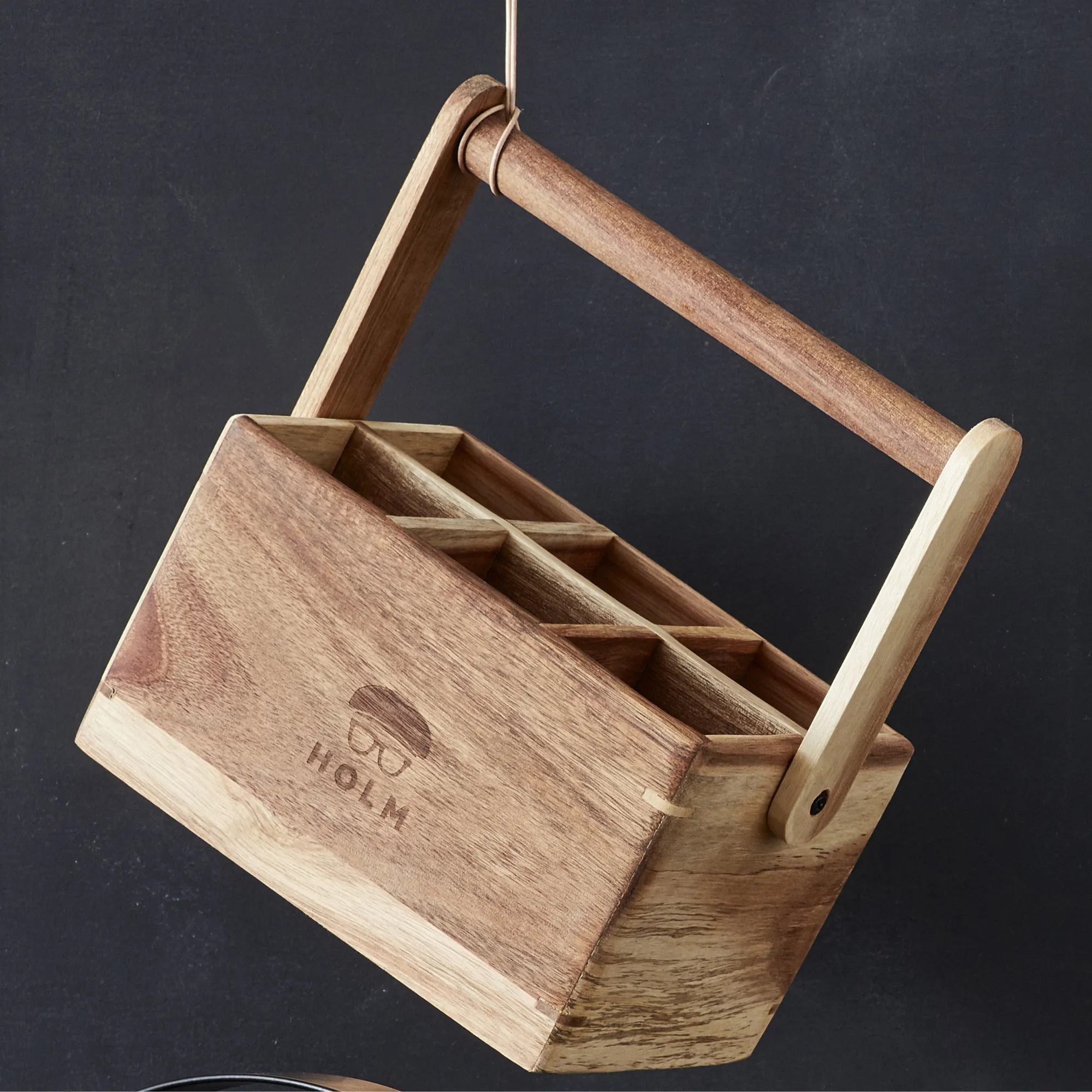 image drewniana szkatułka, wisząca skrzynka, pojemnik na sztućce, naturalne drewno, logotyp na produkcie