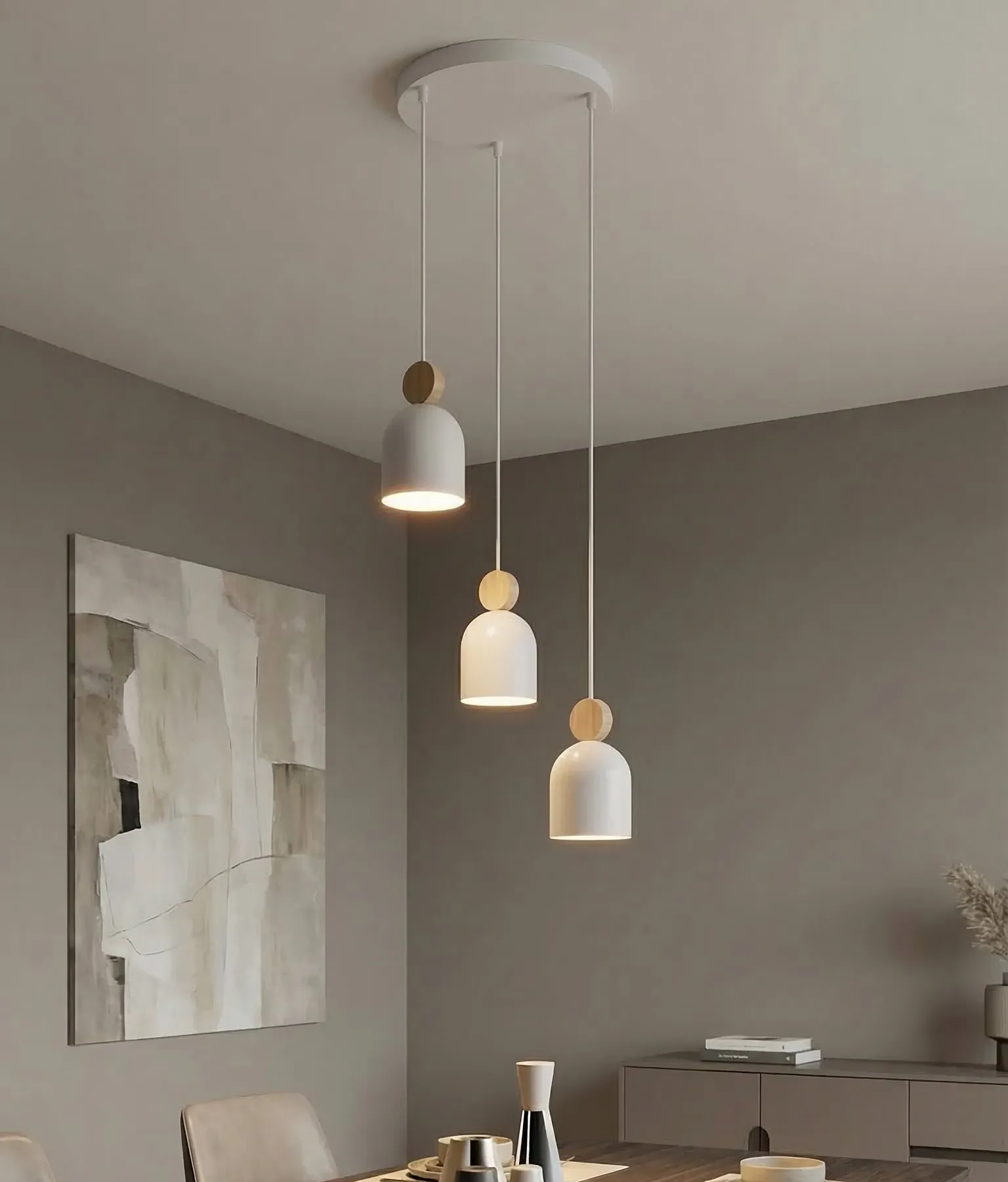 lampa wisząca, minimalistyczny, drewniane elementy, trzy lampy wiszące, kolor szary beżowy