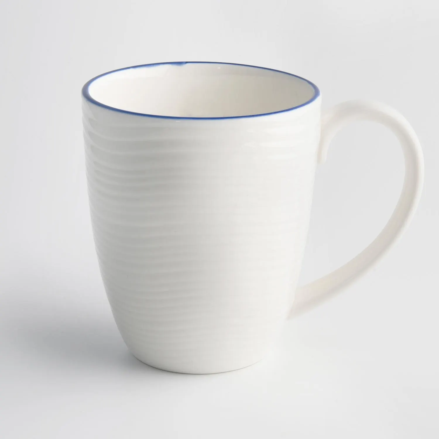image ceramiczny kubek, kubek biały, filiżanka z uchwytem, niebieska obwódka, gładka powierzchnia