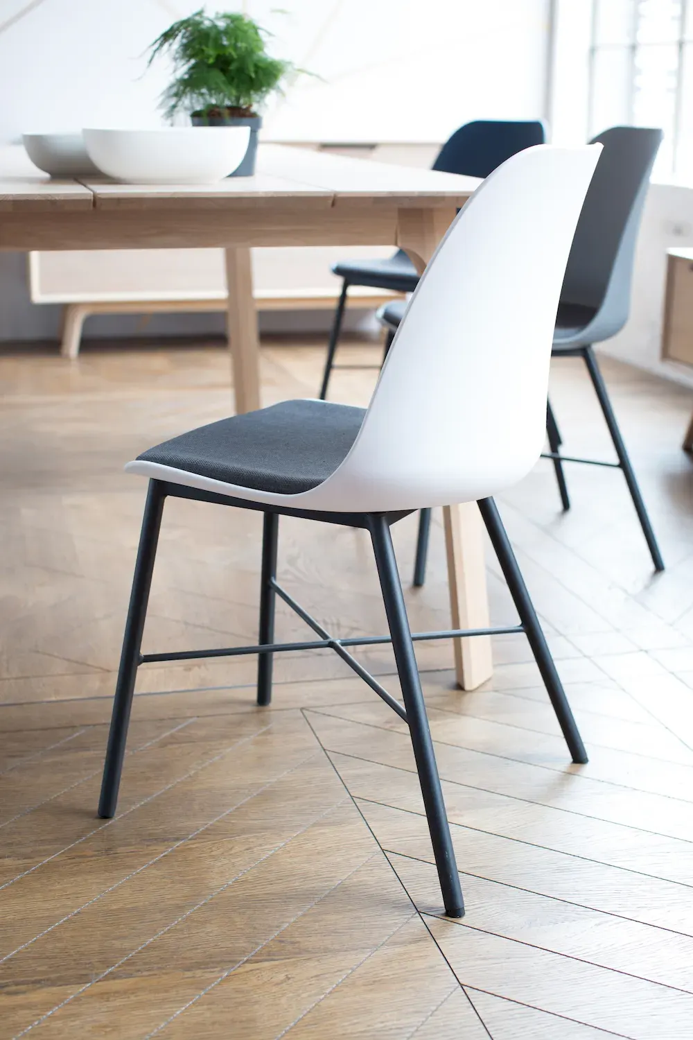 Krzesło tapicerowane WHISTLER białe/szare - UN_36611001