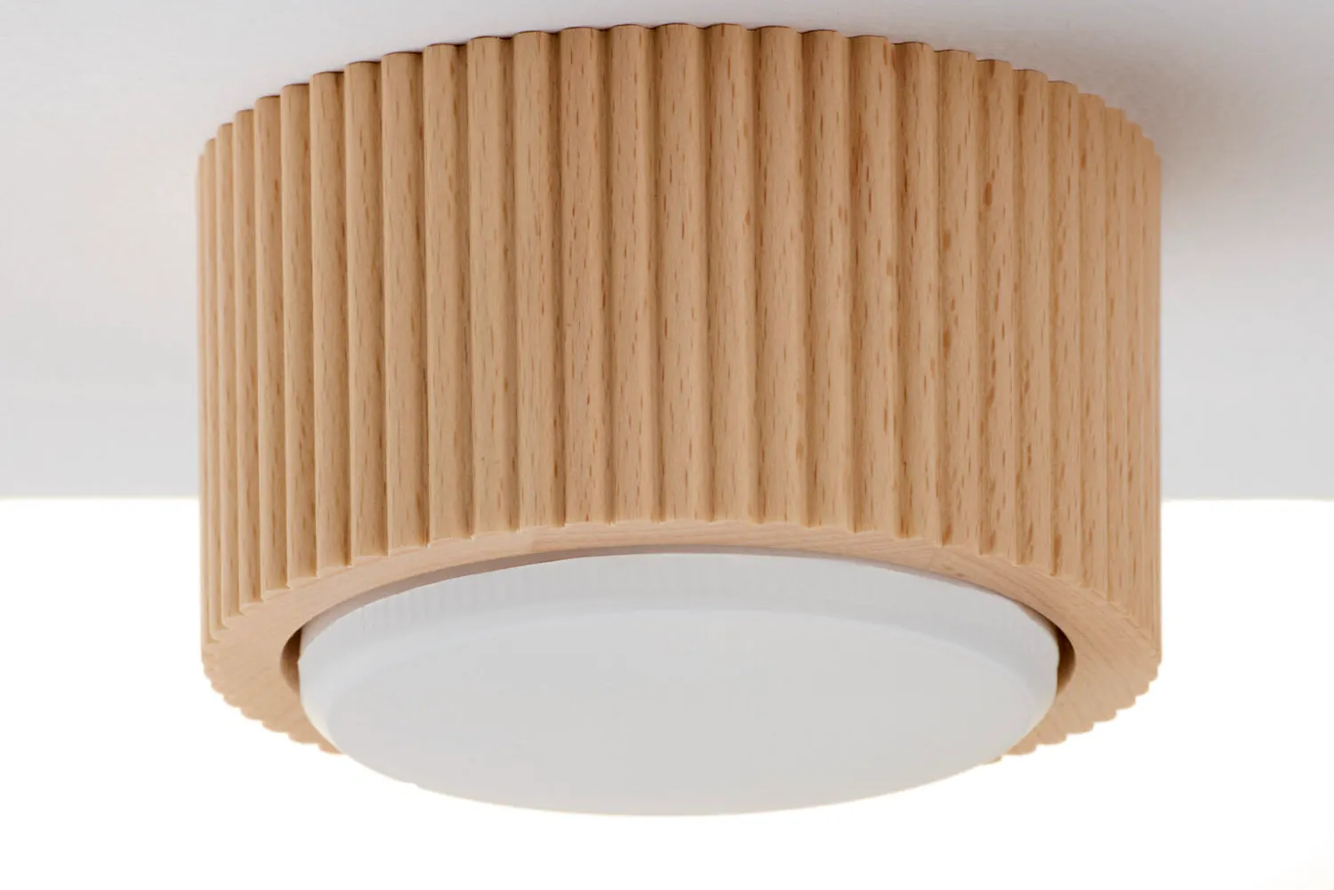 lampa, na sufit, drewniana, biała część, korpus drewniany