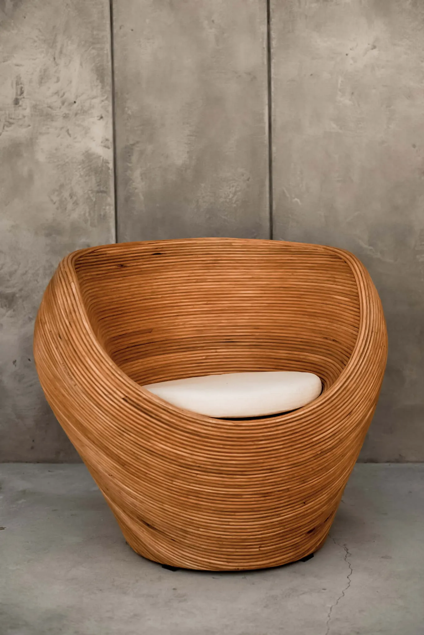 Fotel rattanowy z poduszką TEGAL koniak