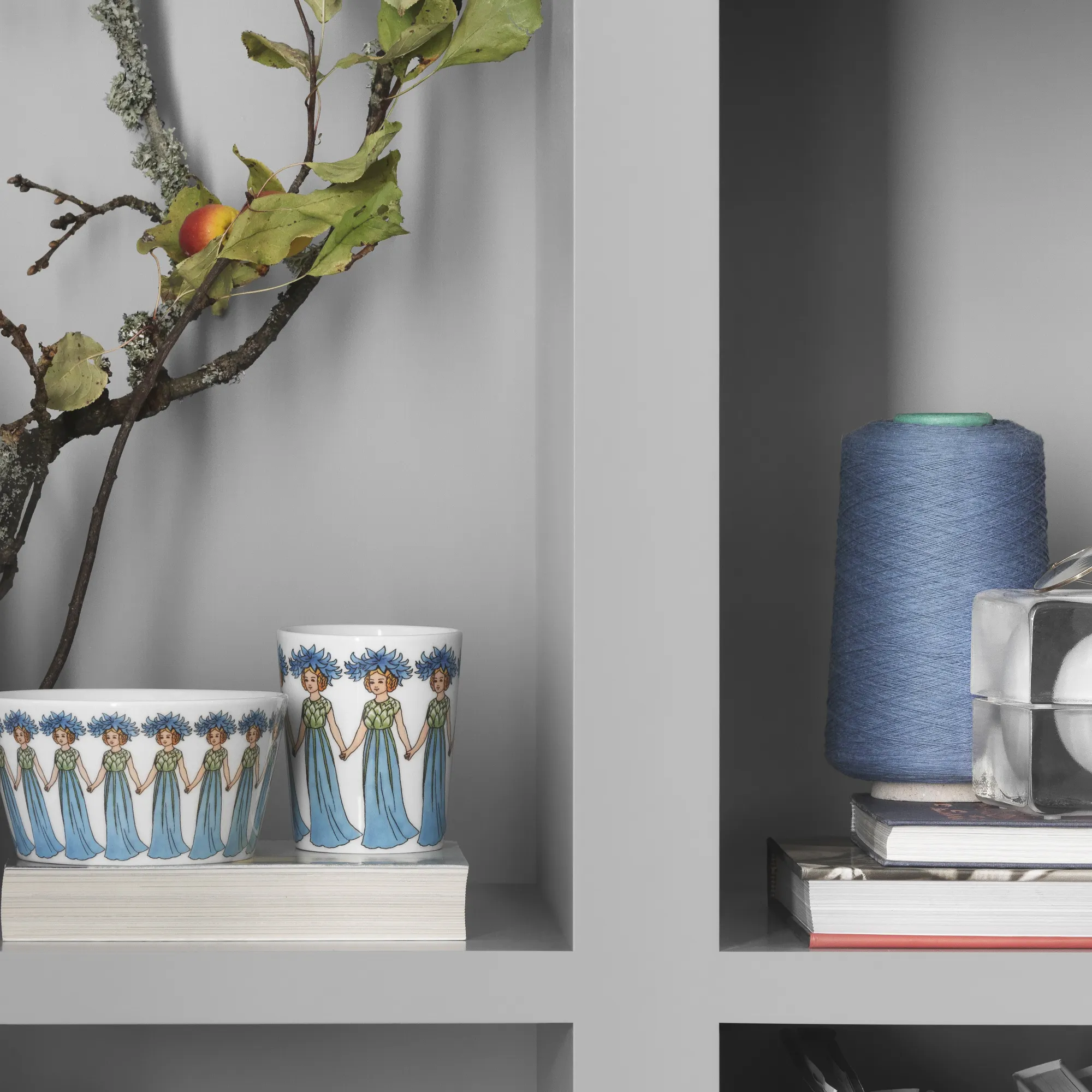 image ceramic cups, niebieski wzór sukienek, zestaw kubków, gałązka z kwiatem, szpula nici