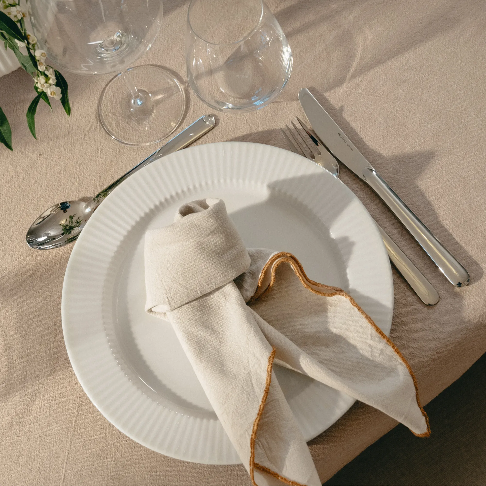 image naczynie, talerz, ustawienie, serwetka, kieliszki