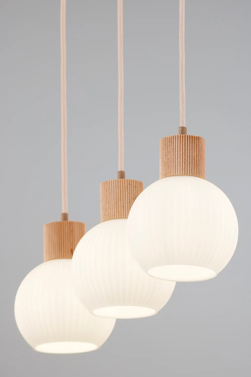 lampa wisząca, kula, drewniane wykończenie, białe szkło, trzy źródła światła