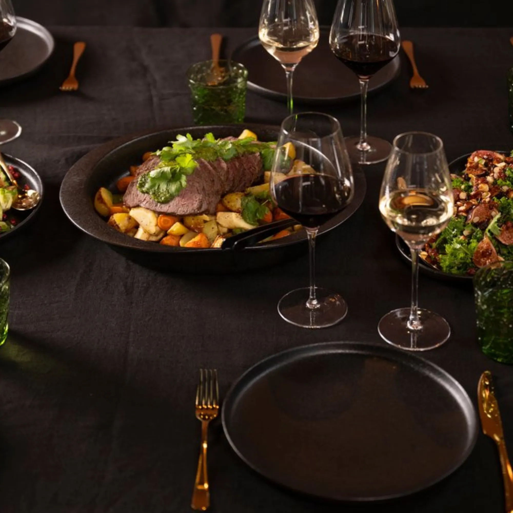 stek, stekowina, wołowina, warzywa, szklanki wina