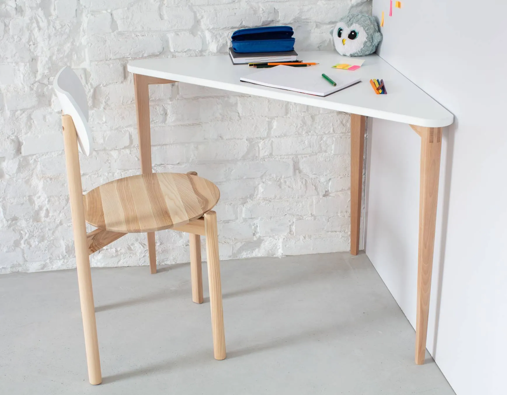 Biurko narożne NAJA 114x85 trójkątne zielony blat/bukowe nogi - NRGB_NCD10