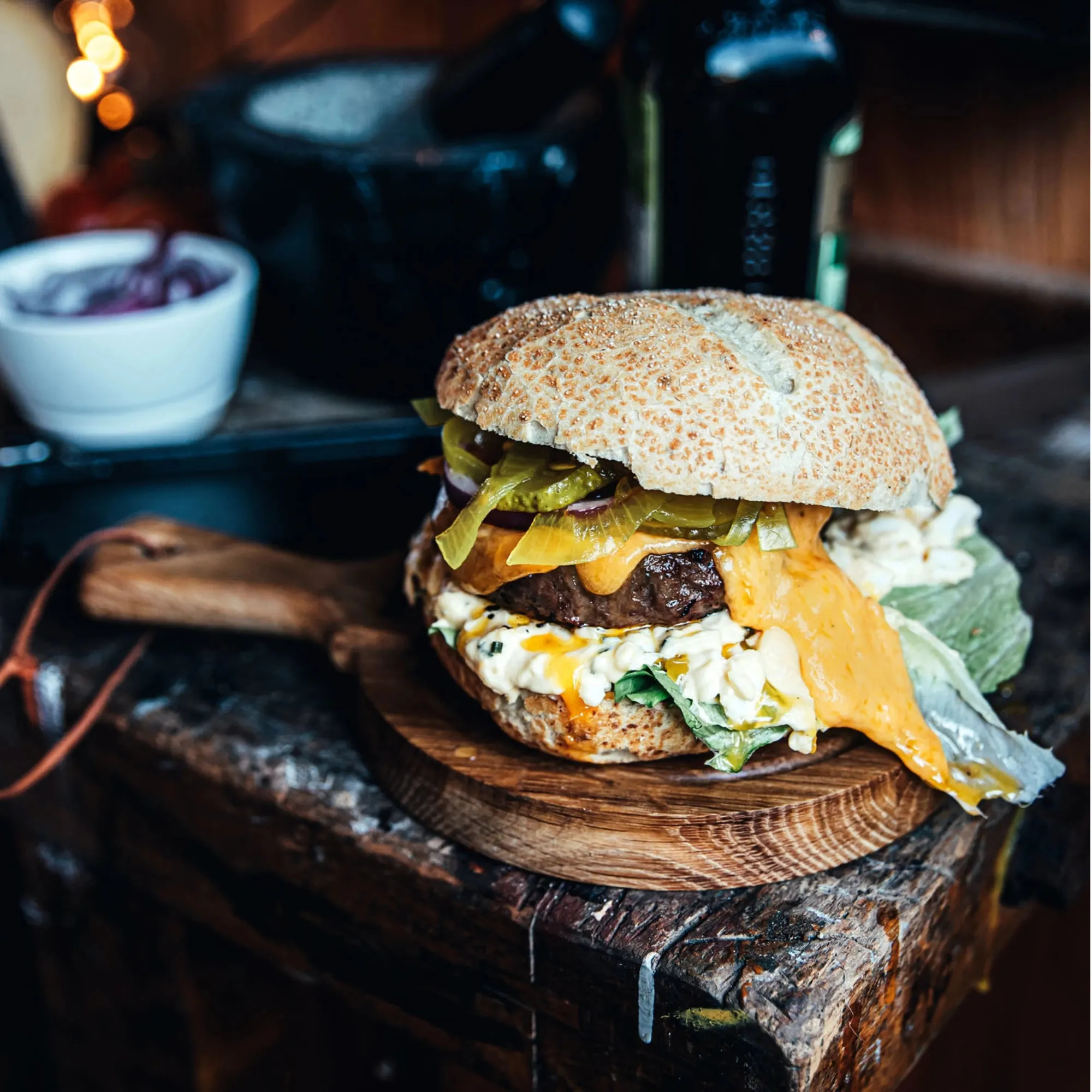 burger, bułka sezamowa, ser żółty, ogórek konserwowy, sałata