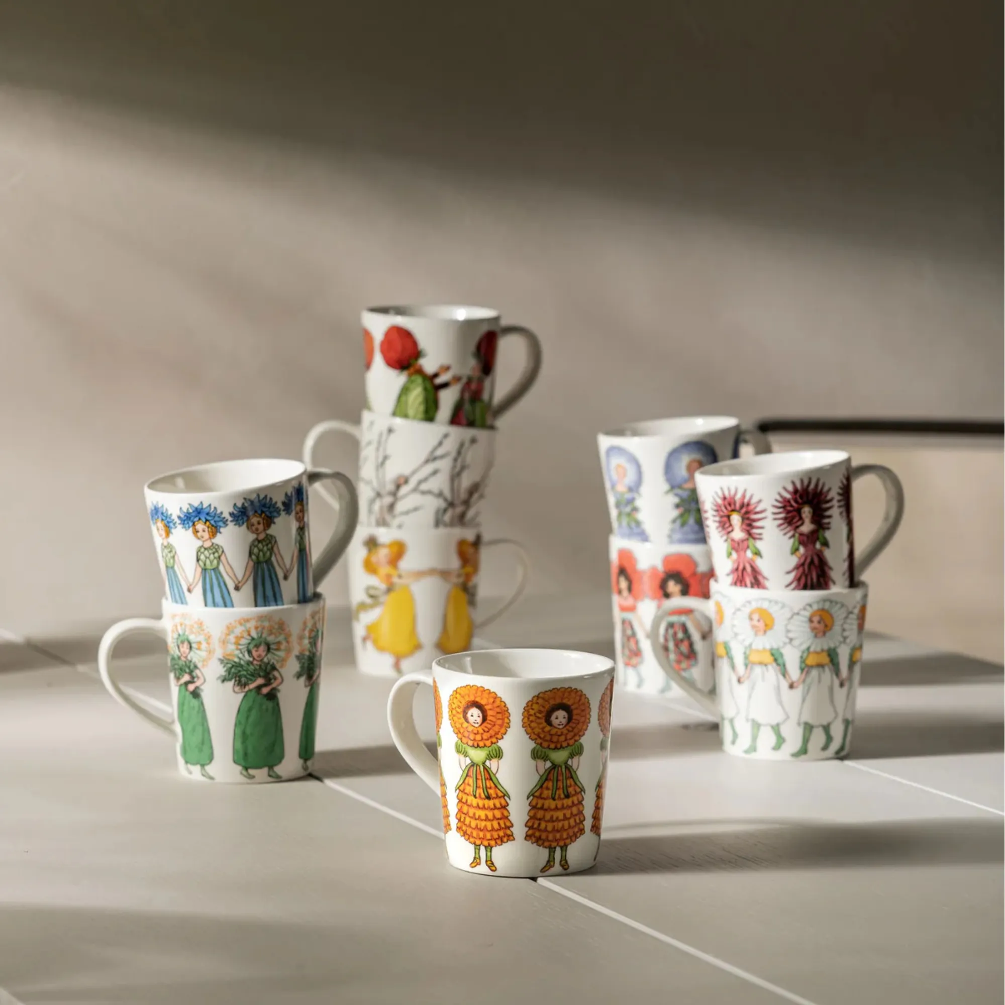 kubki, porcelana, kolorowe, postacie, wzory