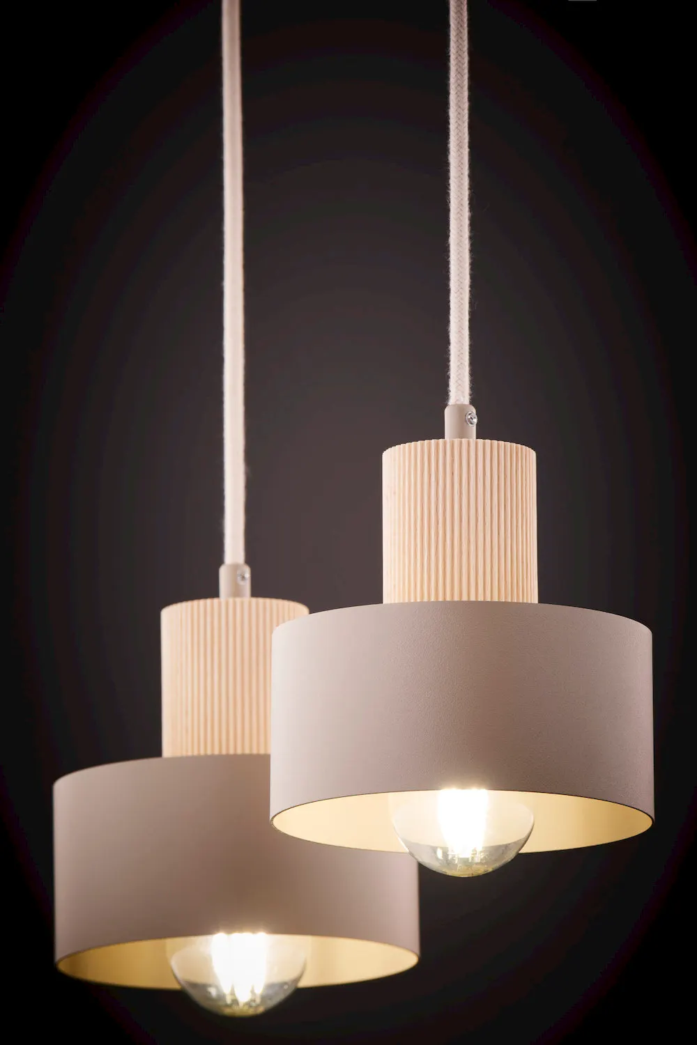 image lampa wisząca, korpus drewniany, klosz okrągły, źródło światła, pendant lamp