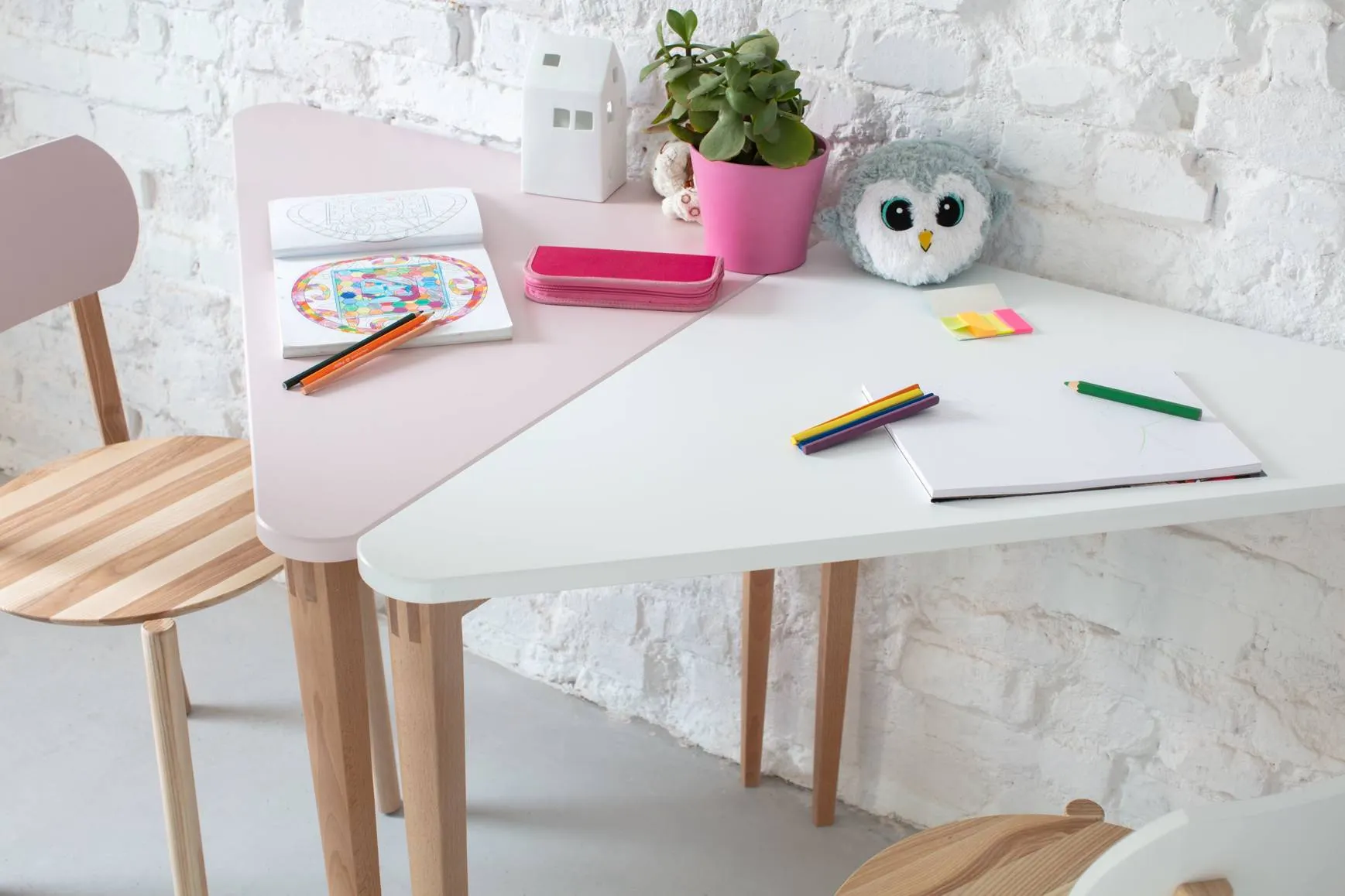 Biurko narożne NAJA 114x85 trójkątne żółty blat/bukowe nogi - NRGB_NCD5