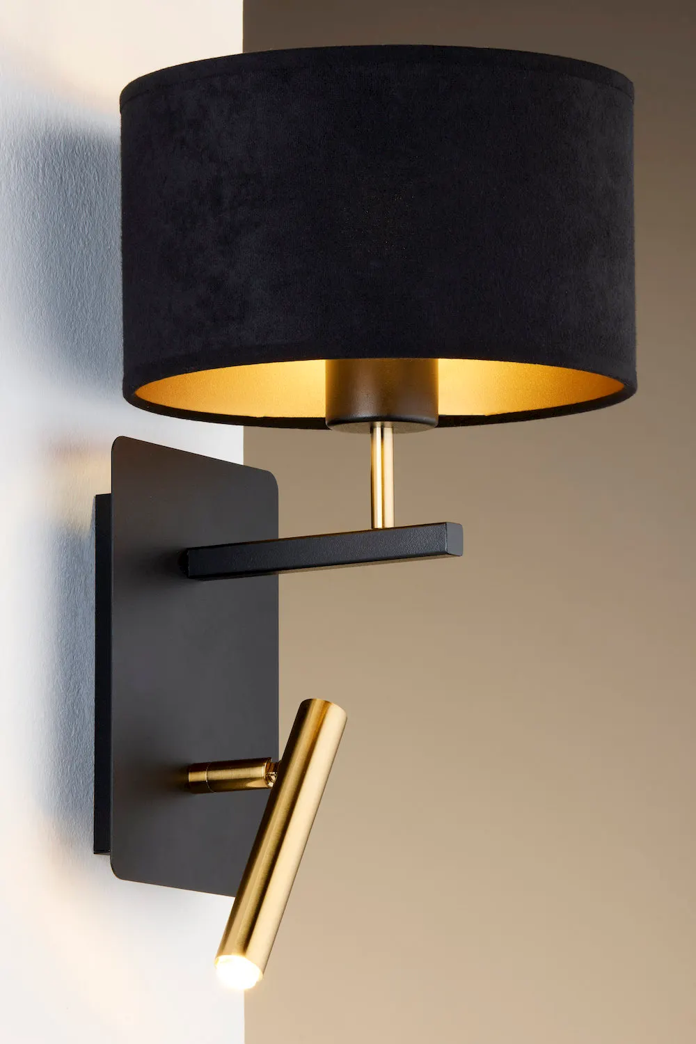 image ścienna lampka, lampa kinkiet, czarny abażur, złoty element, metalowy stelaż