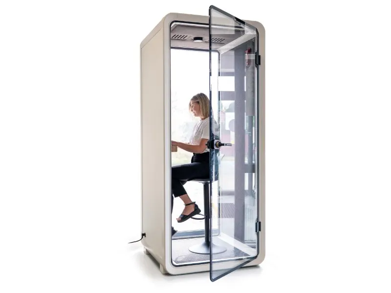 image Osoba, Odzież, Obuwie, Sandały, Siedząc