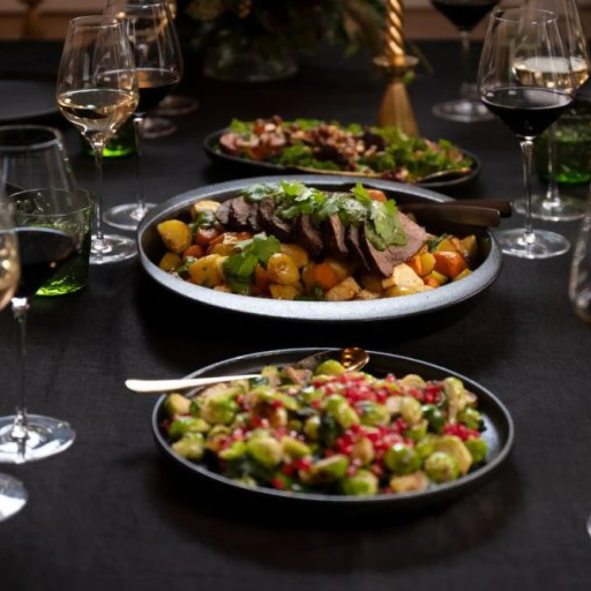 image steklowy talerz, wołowina, warzywa, sałatka warzywna, kolorowy posiłek