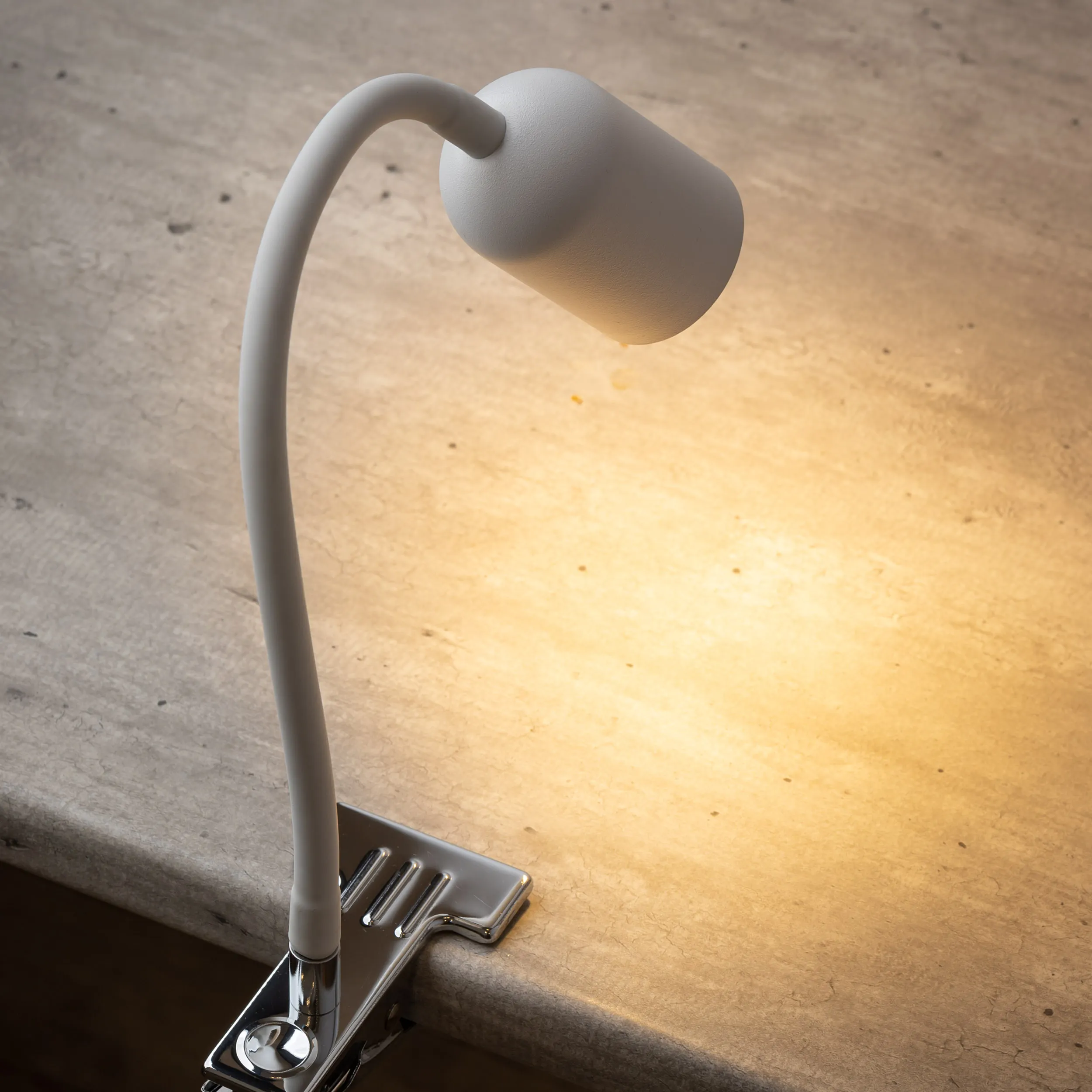 Lampa mobilna na klips TOP biała z chromowaną podstawą regulowana 35x20x6cm - TK_4559