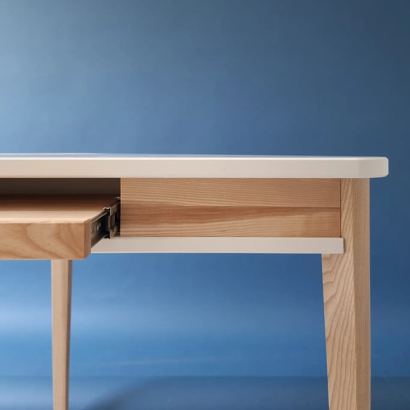 Biurko narożne ASHME z półką na klawiaturę 114x85 zielony blat/jesionowe nogi - NRAGABAACDKEY10