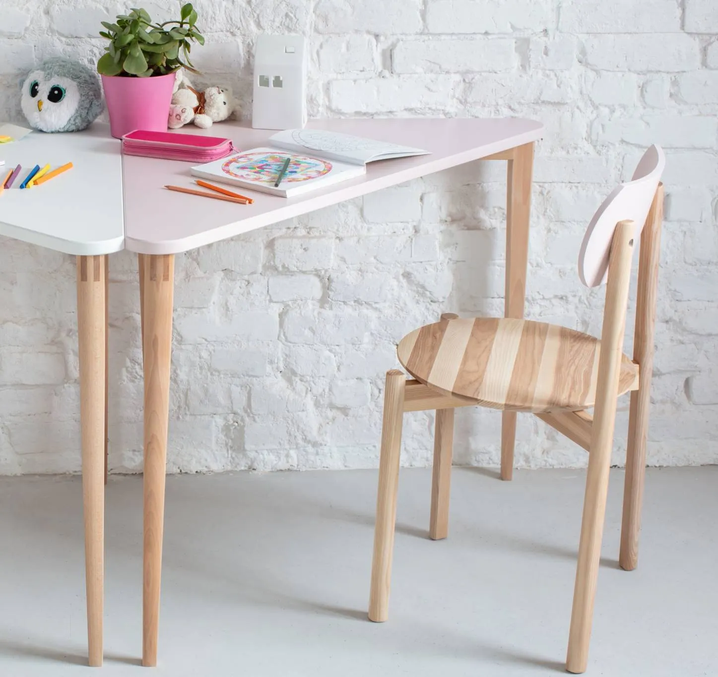 Biurko narożne NAJA 114x85 trójkątne czarny blat/bukowe nogi - RGB_NCD_BLACK