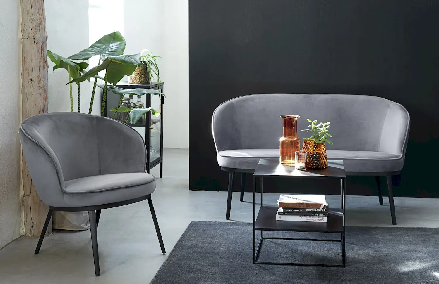 Szafka nocna 1-drzwiowa CARMEL z przeszklonymi drzwiami i bokami 45 cm - czarna - UN_43170600