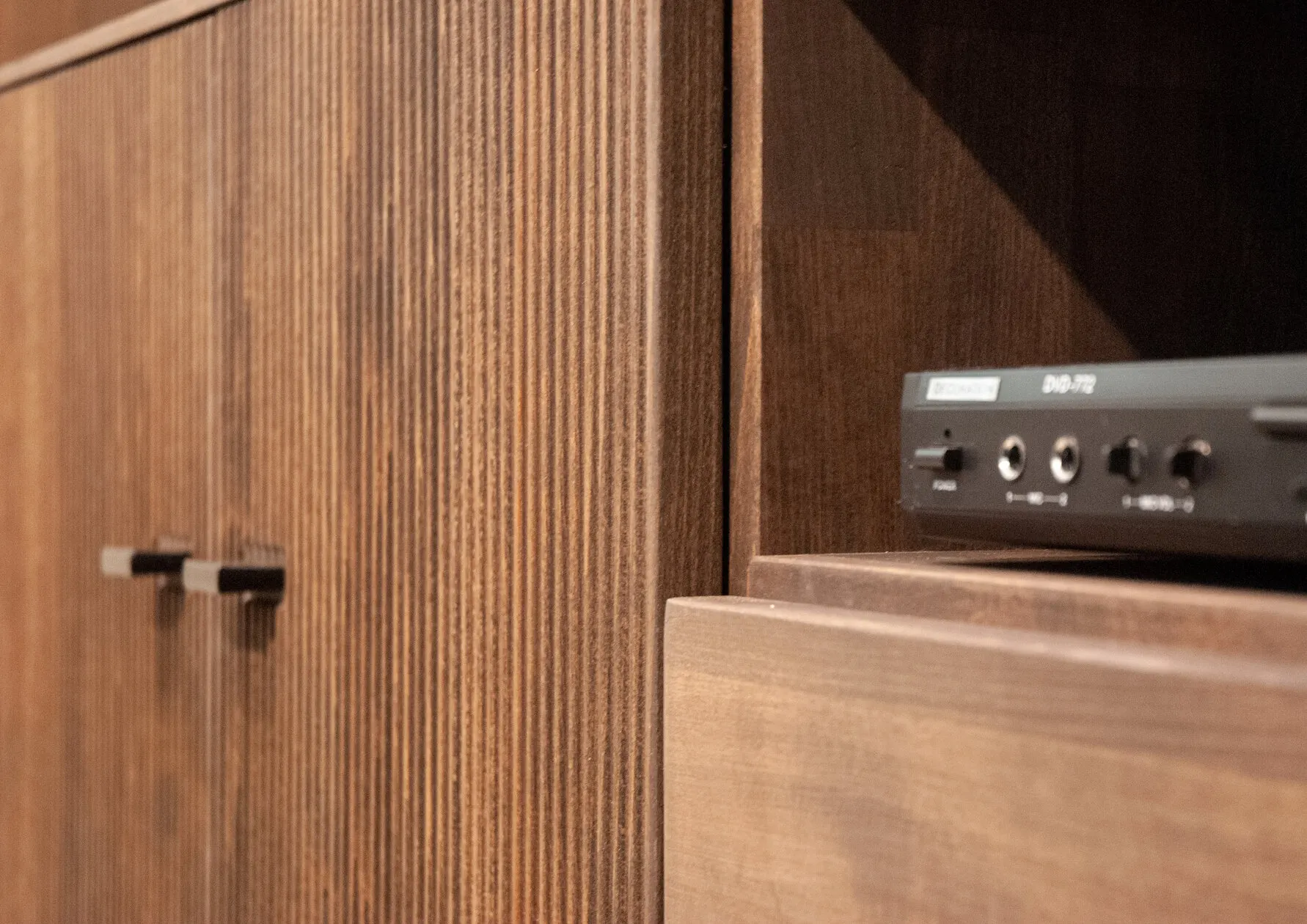 Szafka rtv bukowa ryflowana BLISS 141x57 z szufladą i półkami - GK_103624080102