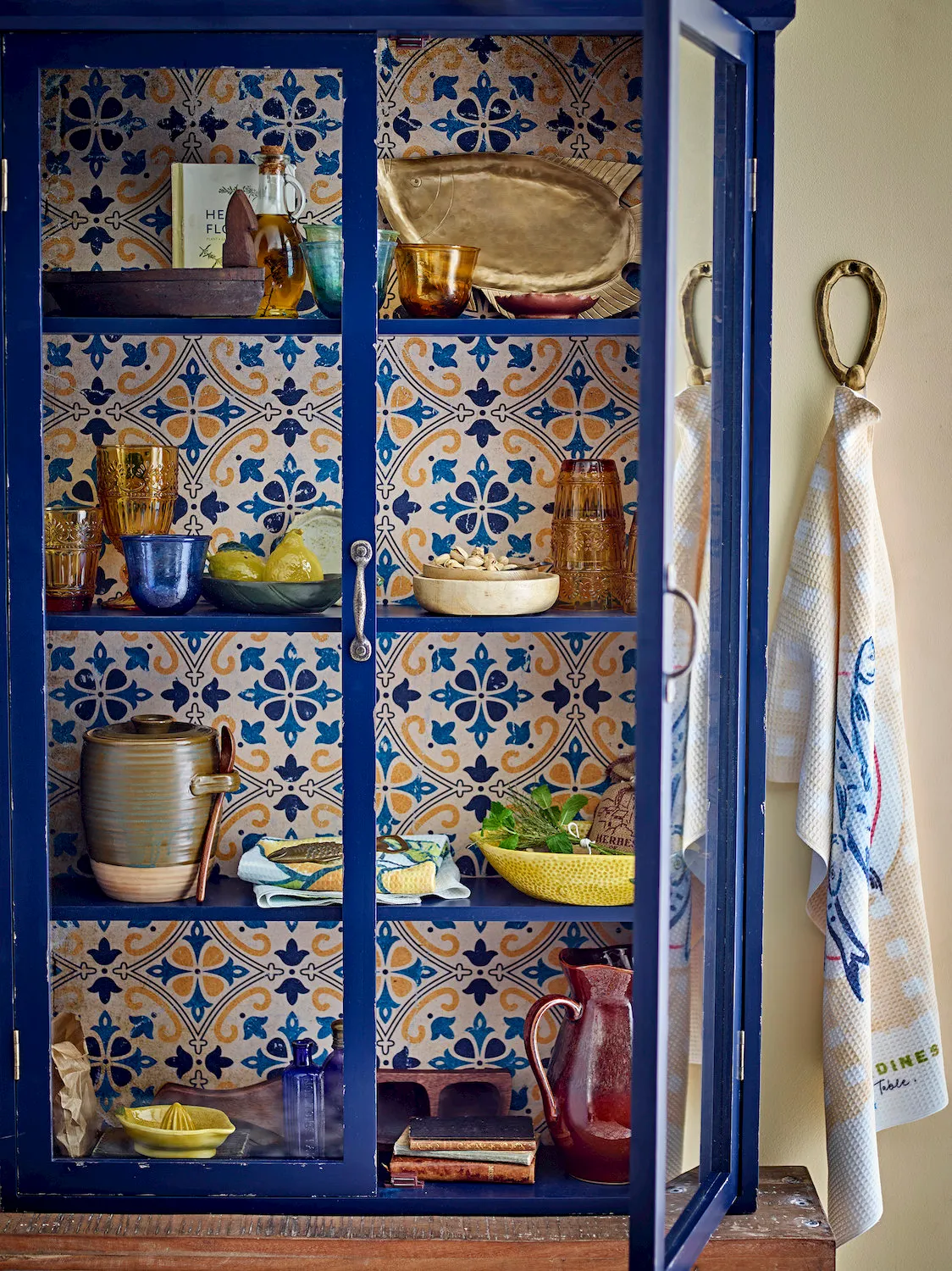 image szafka, naczynia, talerze, ceramiczne, kuchnia