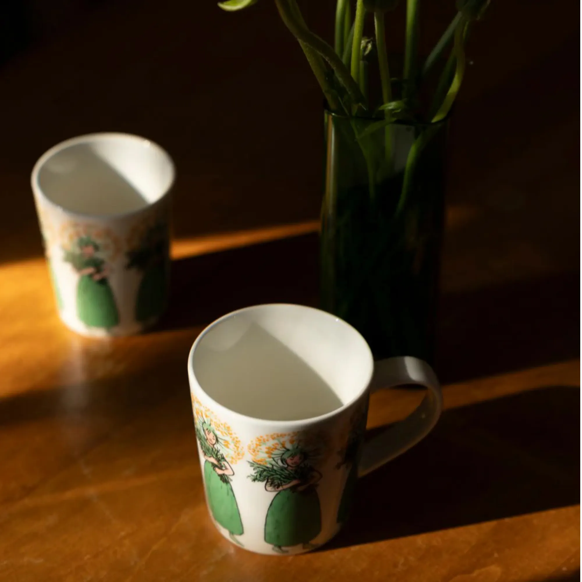 image kubek, kubek ceramiczny, zielona sukienka, wzór kwiatowy, wyposażenie stołu