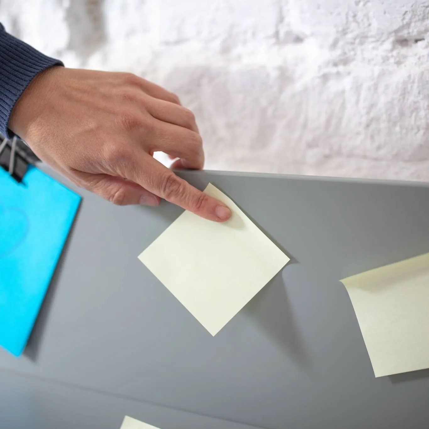 Biurko z szufladami i panelem LUKA 110x50 czarne/nogi kolor dąb - RGB_WDLUK3_BLK_OAK_D