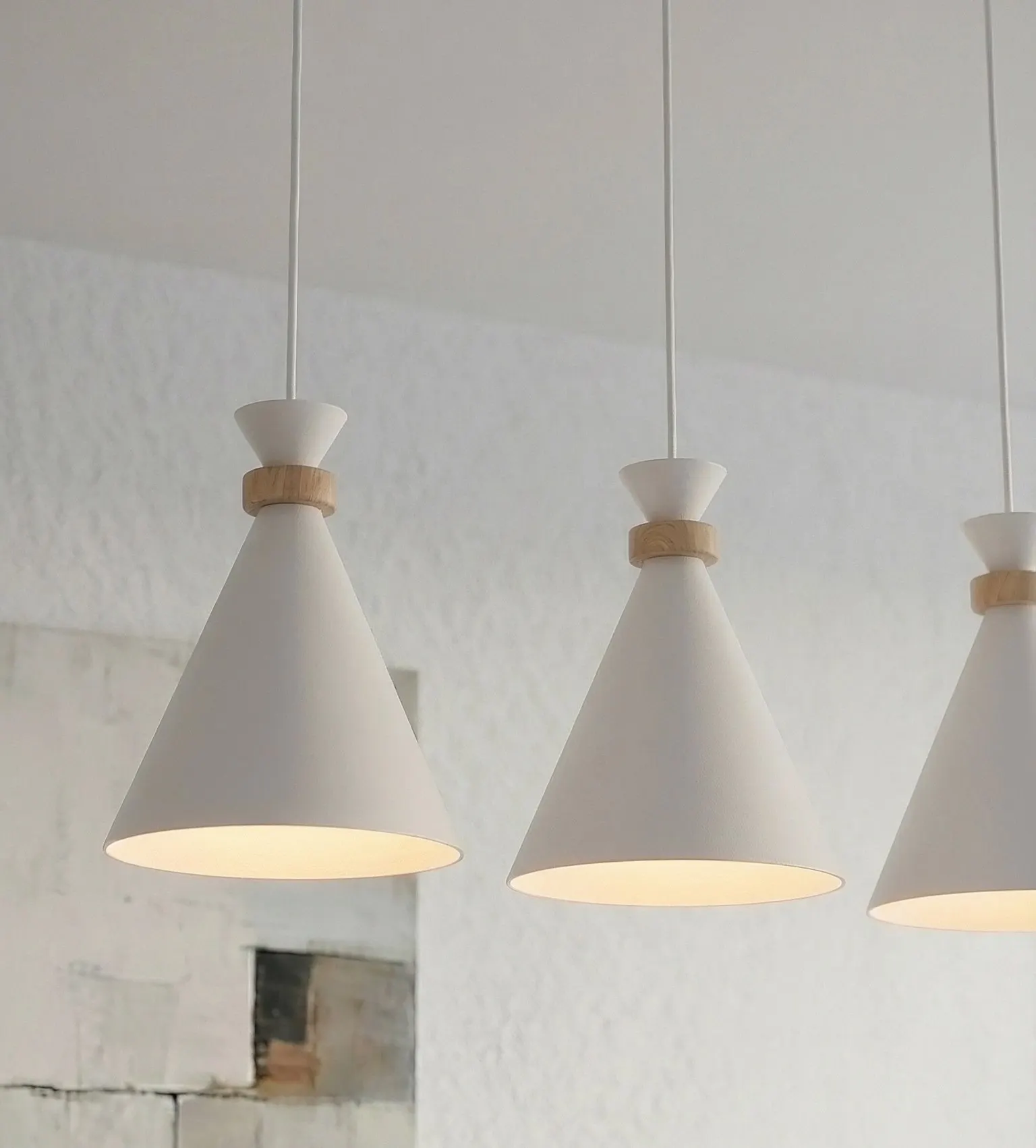 image lampa wisząca, konstrukcja drewniana, biała lamka, metalowy materiał, minimalistyczny design