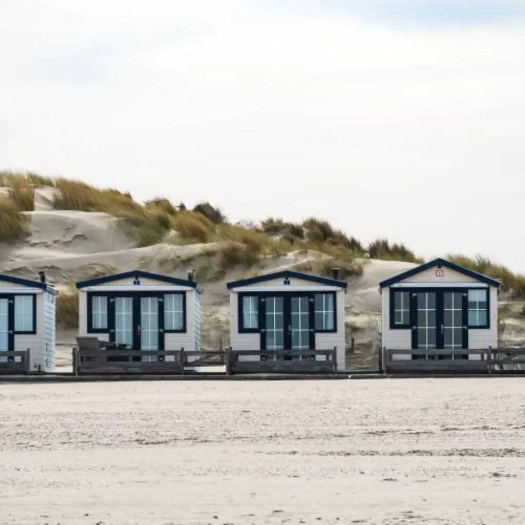 domki letniskowe, plaża, dwójka okien, szary kolor, drewniana zabudowa