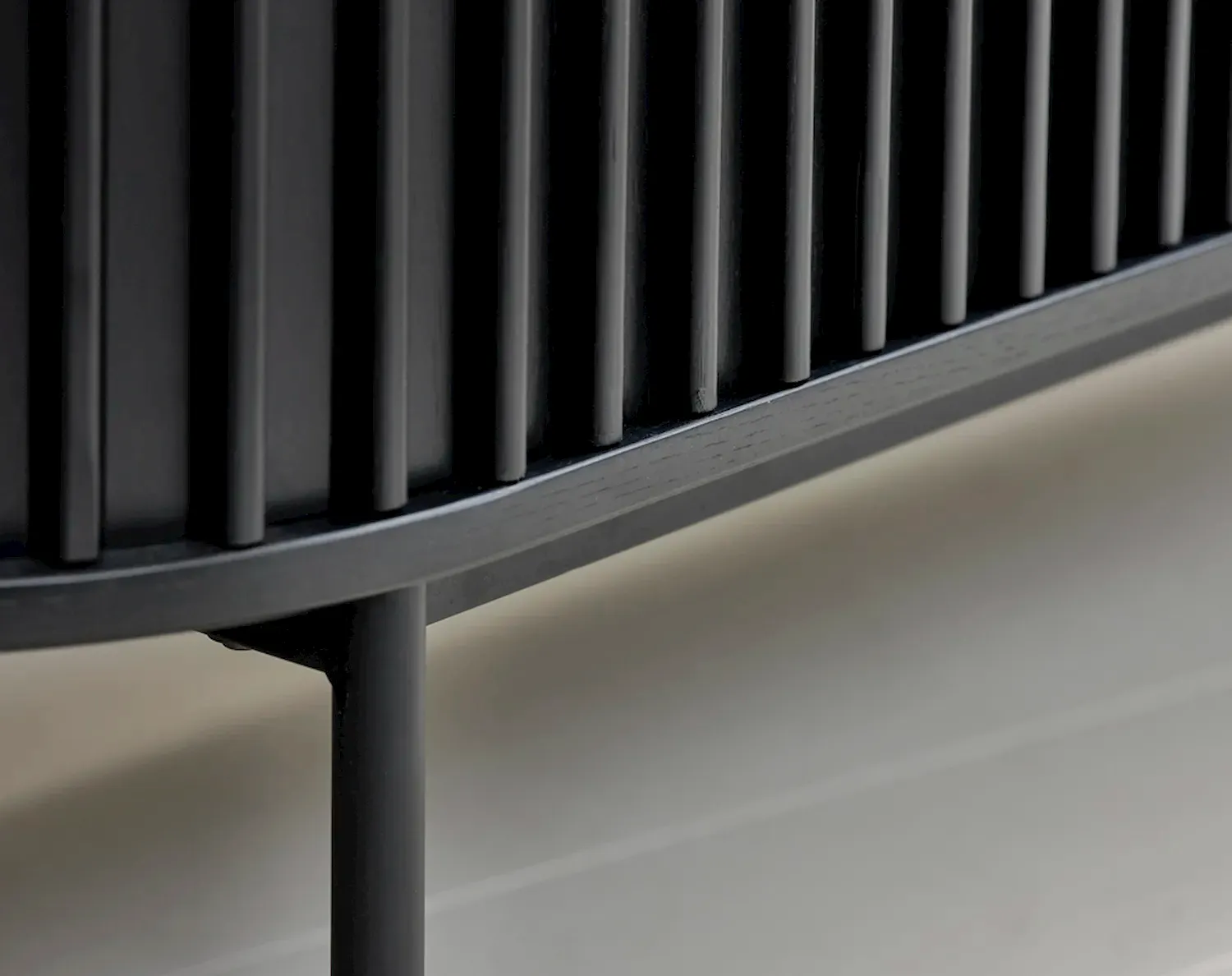 Komoda 2-drzwiowa SIENA z szufladą ryflowana czarna - UN_46084640