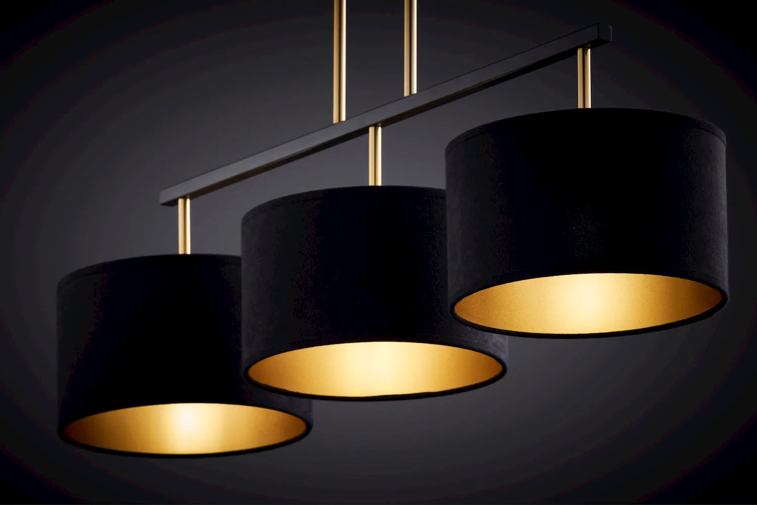 lampa wisząca, trzy cylindry, czarne abażury, złoty wnętrze, metalowa konstrukcja