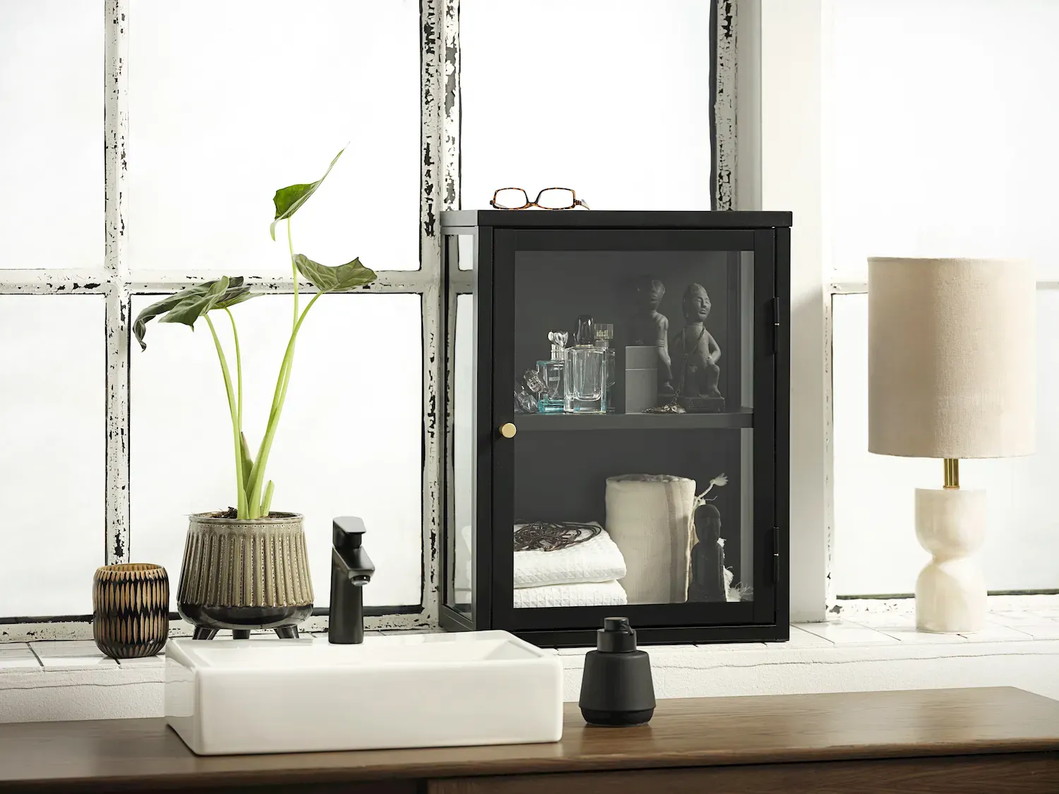 Szafka wisząca 1-drzwiowa CARMEL z przeszklonymi drzwiami i bokami 45 cm - czarna - UN_46780600