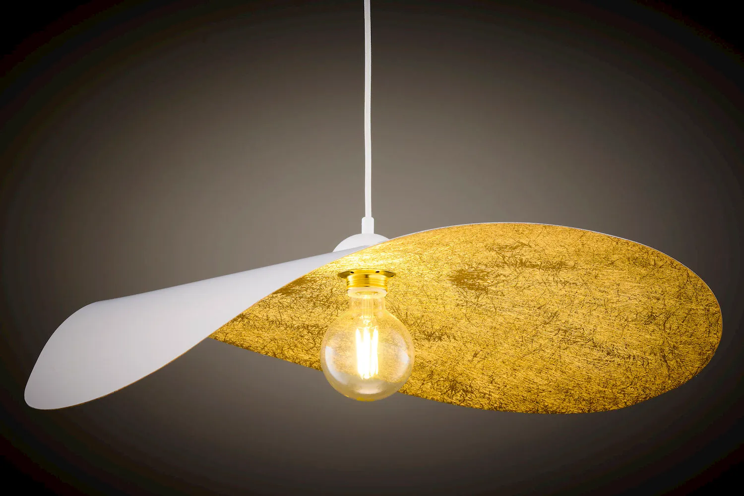 image lampa wisząca, żarówka, kolor złoty, metalowa konstrukcja, konstrukcja dekoracyjna