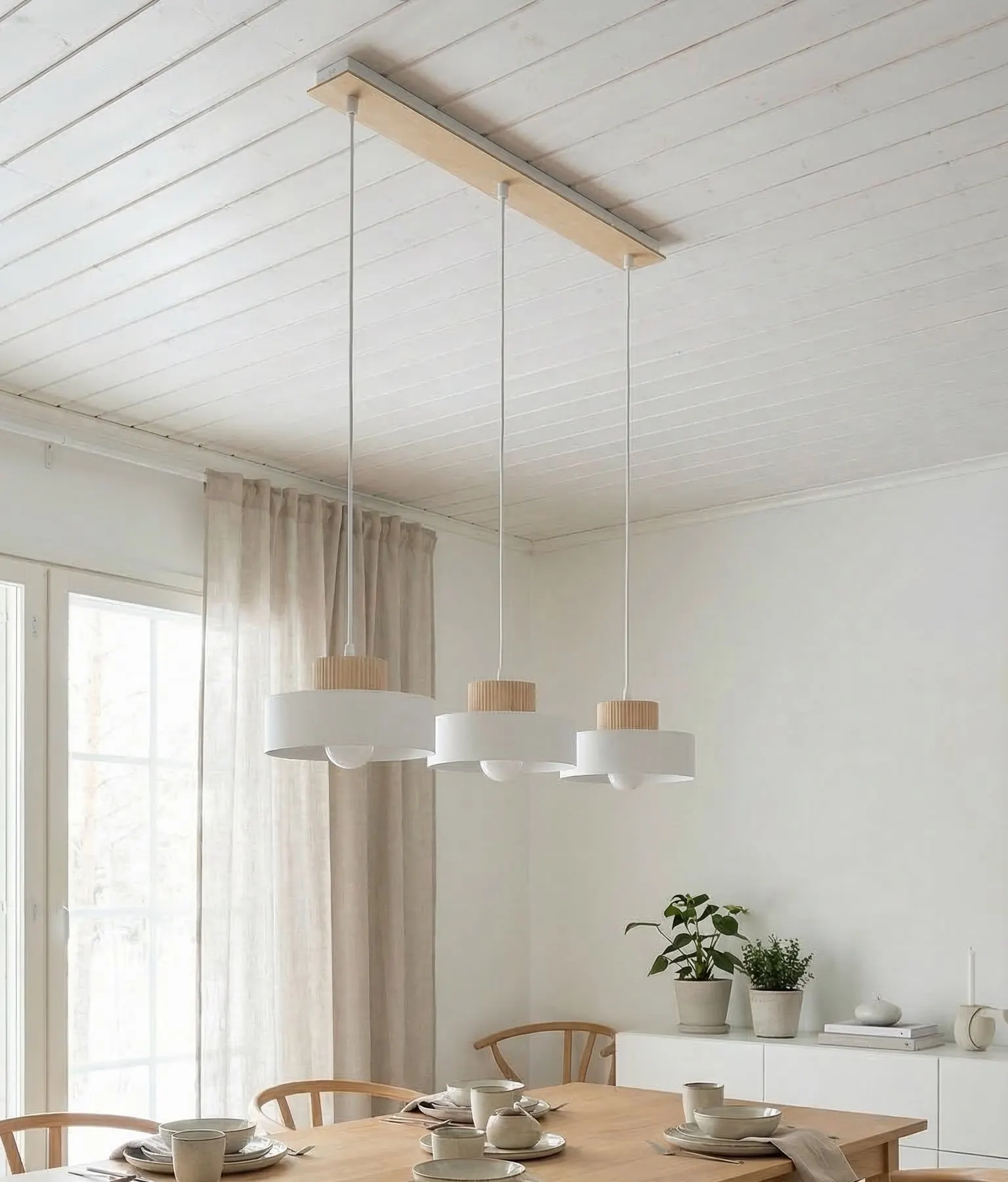 image lampa wisząca, trzy lampy, drewniany blok, białe klosze, jadalnia