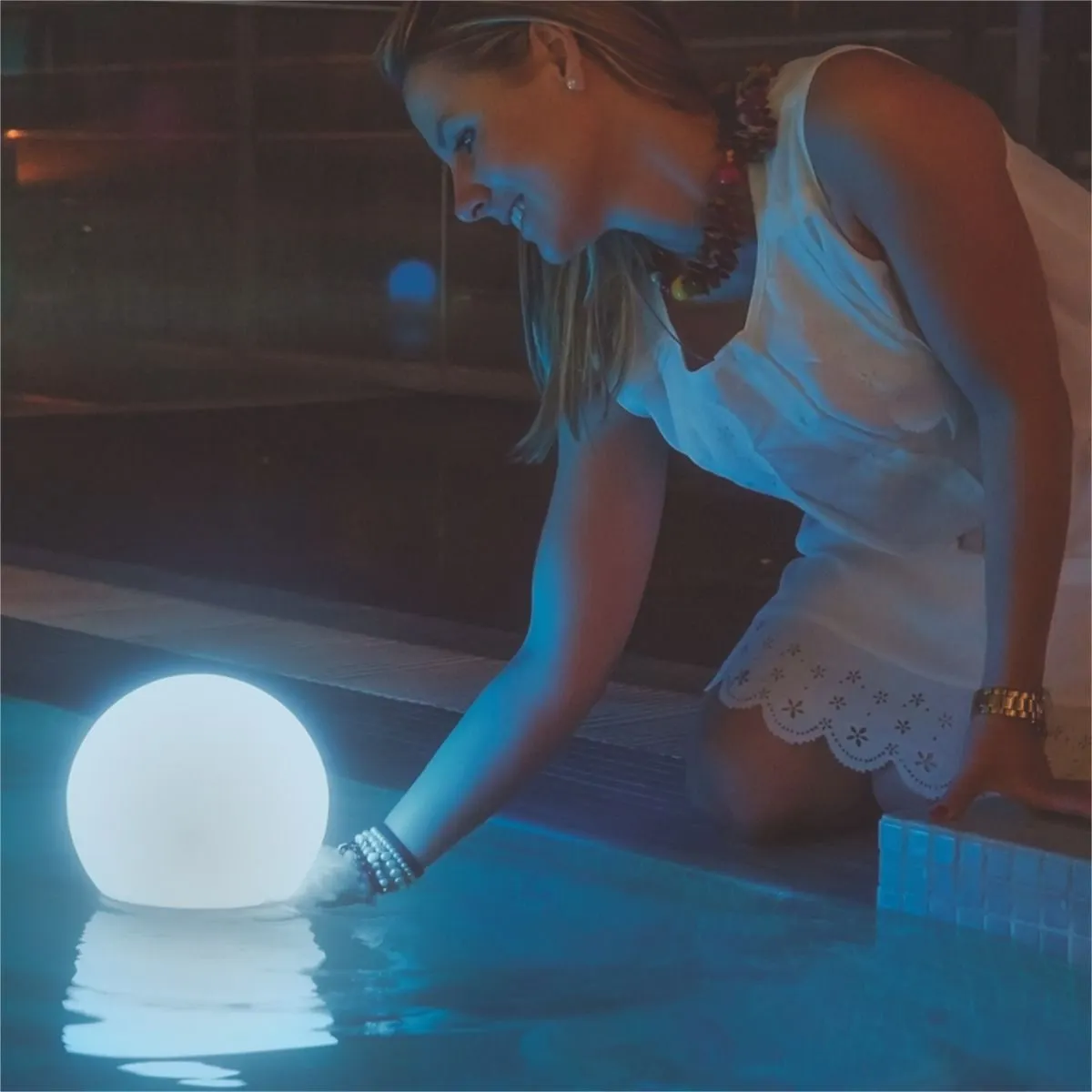 lampka kulista, oświetlenie basenowe, lampa LED, niebieskie światło, akcesoria plażowe