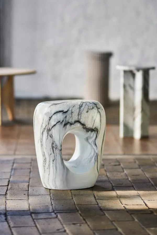 figura dekoracyjna, podstawka, gresowy marmur, rzeźba ceramiczna, projekt minimalistyczny